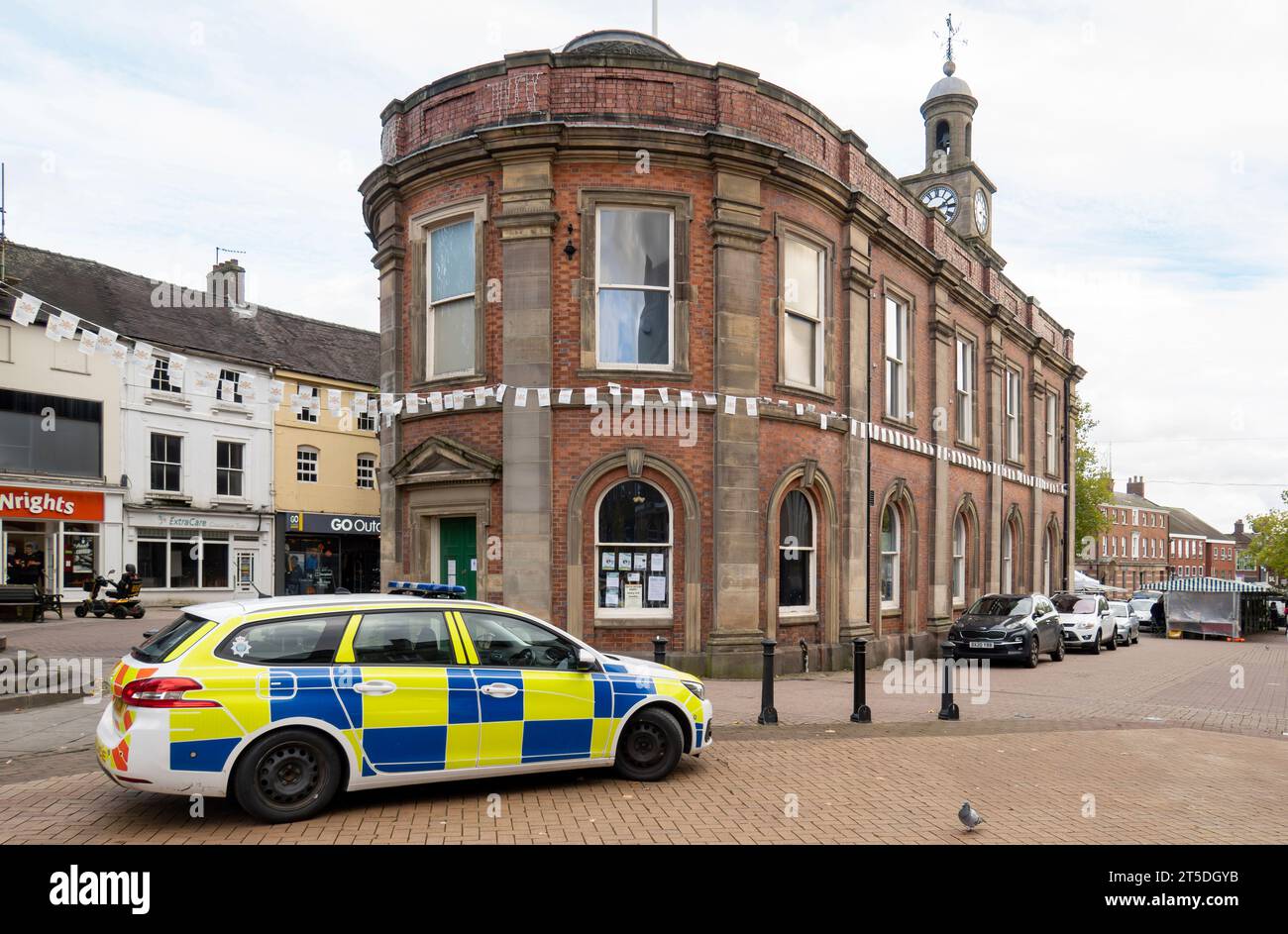 Newcastle-under-Lyme ,Staffordshire-regno unito ottobre, 21, 2023 Newcastle Market area guardando verso la sala della gilda , centro città ricco di Foto Stock