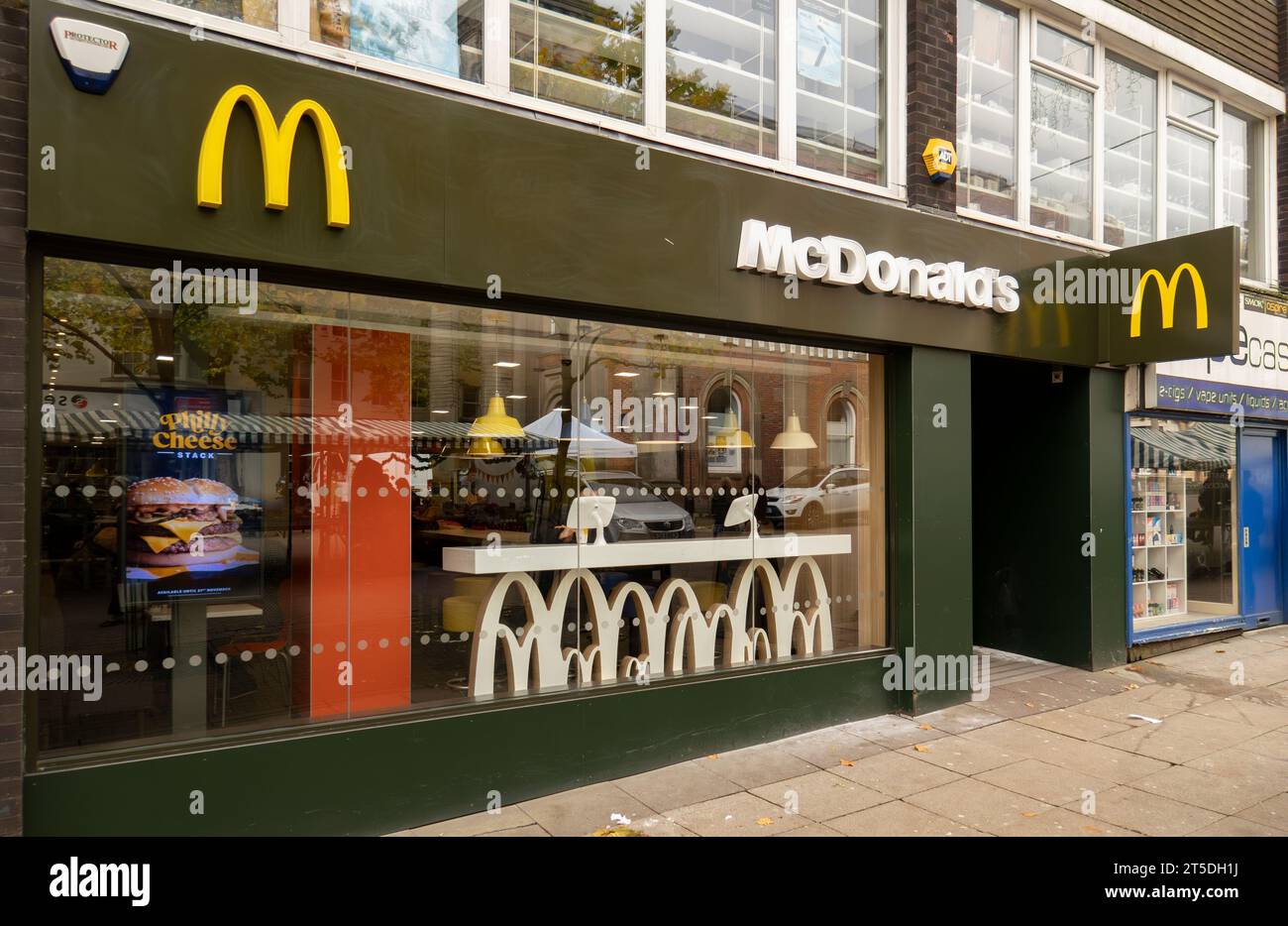 Newcastle-under-Lyme, Staffordshire-regno unito ottobre, 20, 2023 High Street Branch McDonalds Fast Food Restaurant Foto Stock