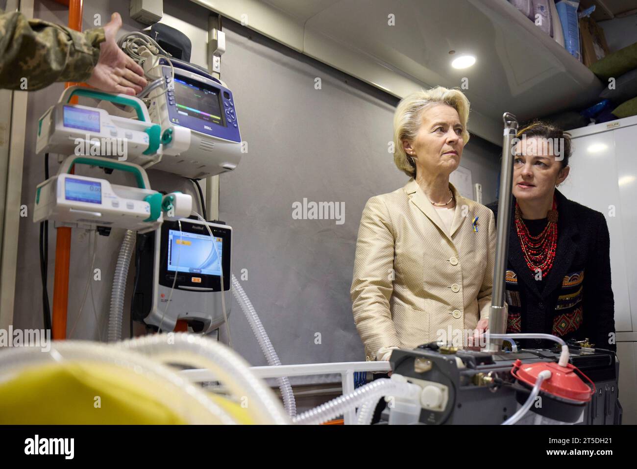 Kiev, Ucraina. 4 novembre 2023. La presidente della Commissione europea Ursula von der Leyen, a sinistra, ascolta durante un tour di un treno medico speciale utilizzato per evacuare i civili feriti con il presidente ucraino Volodymyr Zelenskyy, presso la stazione ferroviaria centrale, il 4 novembre 2023 a Kiev, Ucraina. Credito: Ucraina Presidenza/Ufficio stampa presidenziale ucraino/Alamy Live News Foto Stock