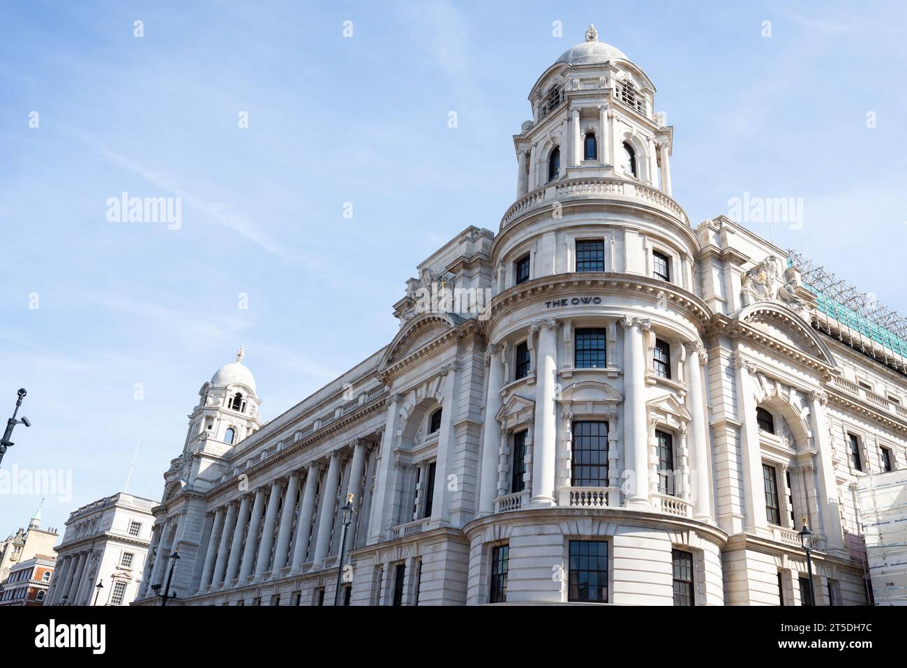 L'OWO. Old War Office Building, Londra riqualificazione in hotel e residence di lusso gestito da Raffles. Grande edificio neo-barocco, Whitehall, Londra Foto Stock