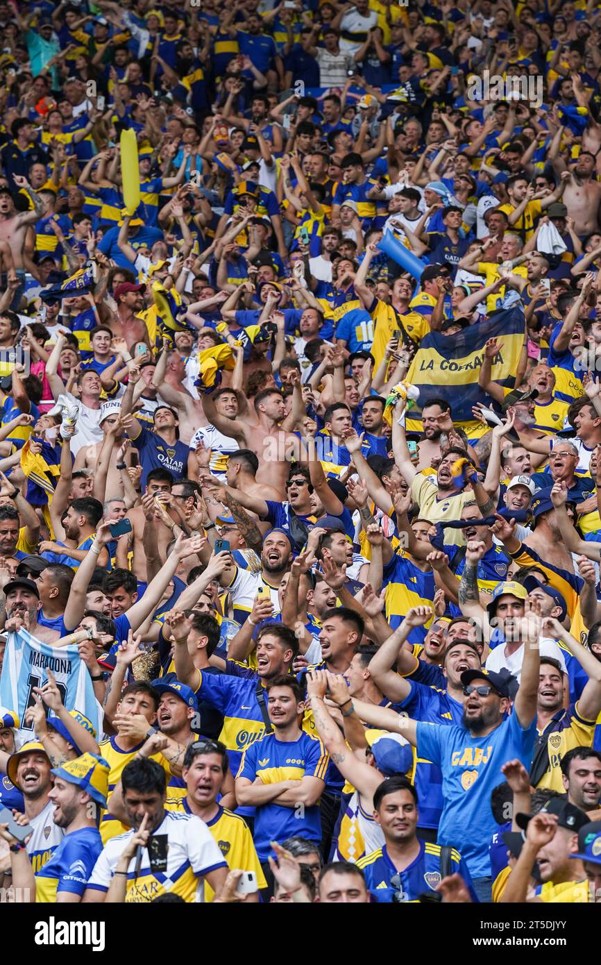 I tifosi del Boca Juniors durante la CONMEBOL Copa Libertadores Final Match tra CA Boca Juniors e Fluminense FC giocato al Maracana Stadium il 4 novembre 2023 a Rio de Janeiro, Bazil. (Foto di Santiago Joel Abdala/PRESSINPHOTO) crediti: PRESSINPHOTO SPORTS AGENCY/Alamy Live News Foto Stock