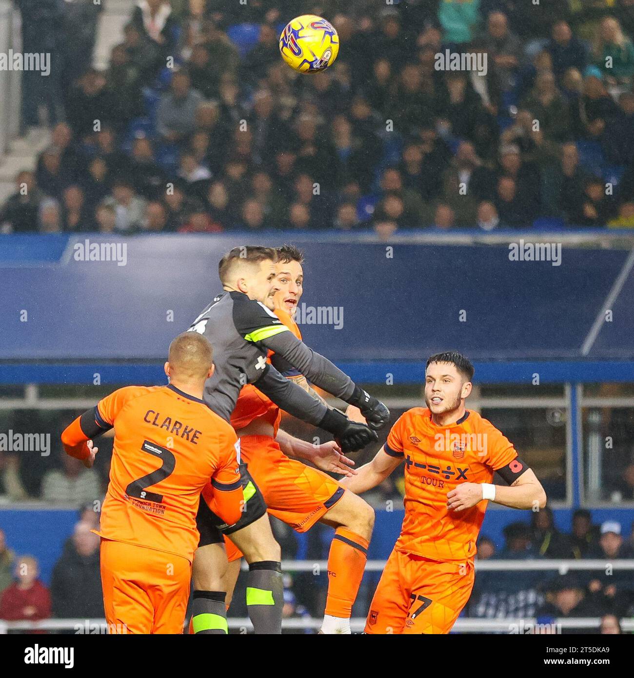 Birmingham, Regno Unito. 4 novembre 2023. Il portiere di Ipswich, Václav Hladký in azione intrapresa durante il match dell'EFL Sky Bet Championship tra Birmingham City e Ipswich Town a St Andrews, Birmingham, Inghilterra, il 4 novembre 2023. Foto di Stuart Leggett. Solo per uso editoriale, licenza necessaria per uso commerciale. Nessun utilizzo in scommesse, giochi o pubblicazioni di un singolo club/campionato/giocatore. Credito: UK Sports Pics Ltd/Alamy Live News Foto Stock