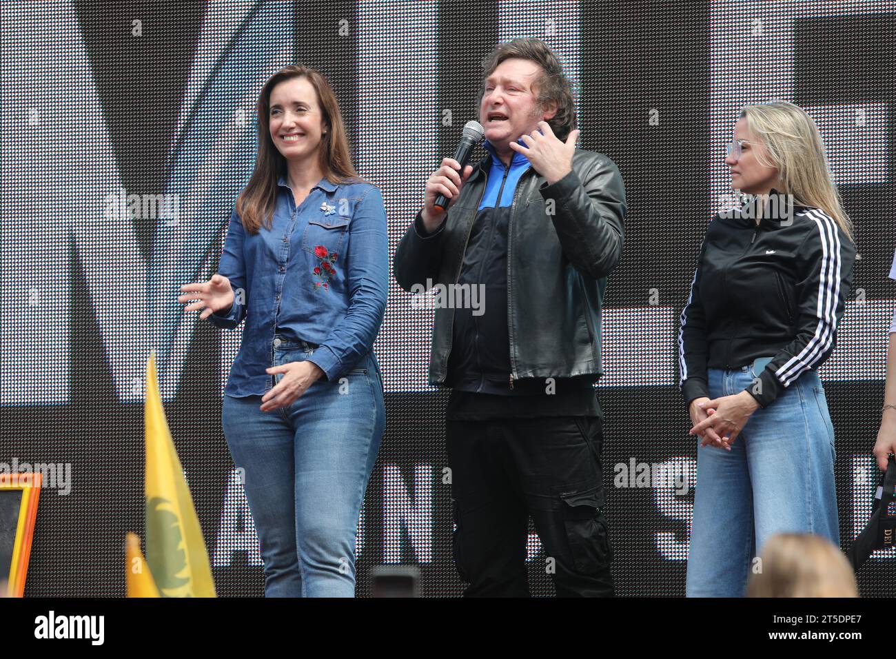 Buenos Aires, Buenos Aires, Argentina. 4 novembre 2023. Il candidato presidenziale di estrema destra Javier Milei ha salutato i suoi sostenitori a El Palomar, Buenos Aires. (Immagine di credito: © Claudio Santisteban/ZUMA Press Wire) SOLO USO EDITORIALE! Non per USO commerciale! Foto Stock