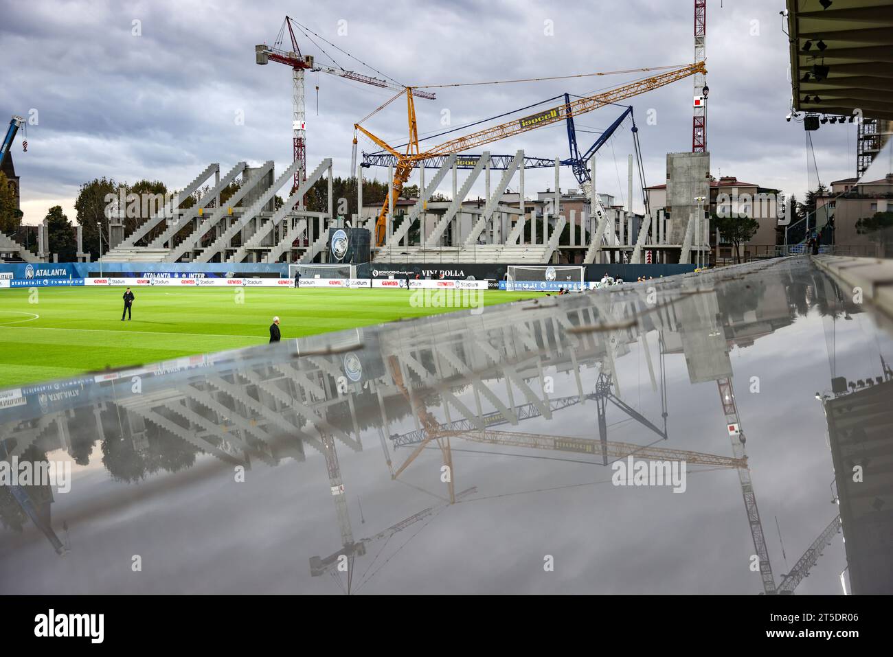 Bergamo, Italia. 4 novembre 2023. Una visione generale che mostra il cantiere del nuovo stand prima della partita di serie A allo Stadio Gewiss di Bergamo. Il credito fotografico dovrebbe leggere: Jonathan Moscrop/Sportimage Credit: Sportimage Ltd/Alamy Live News Foto Stock