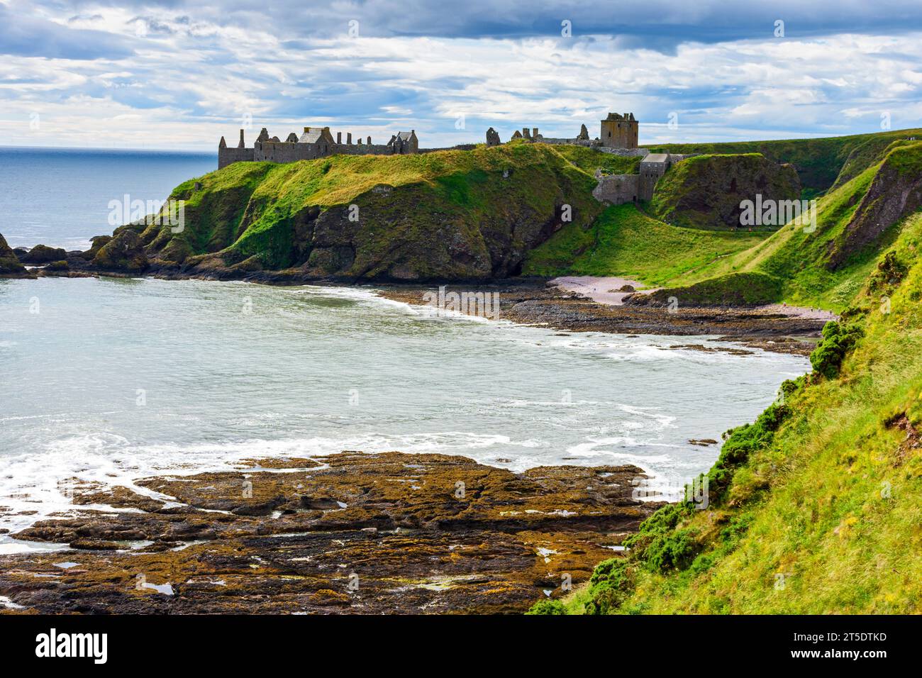 Castello di Dunnottar sulla baia di Castle Haven dal sentiero costiero, vicino a Stonehaven, Aberdeenshire, Scozia, Regno Unito Foto Stock