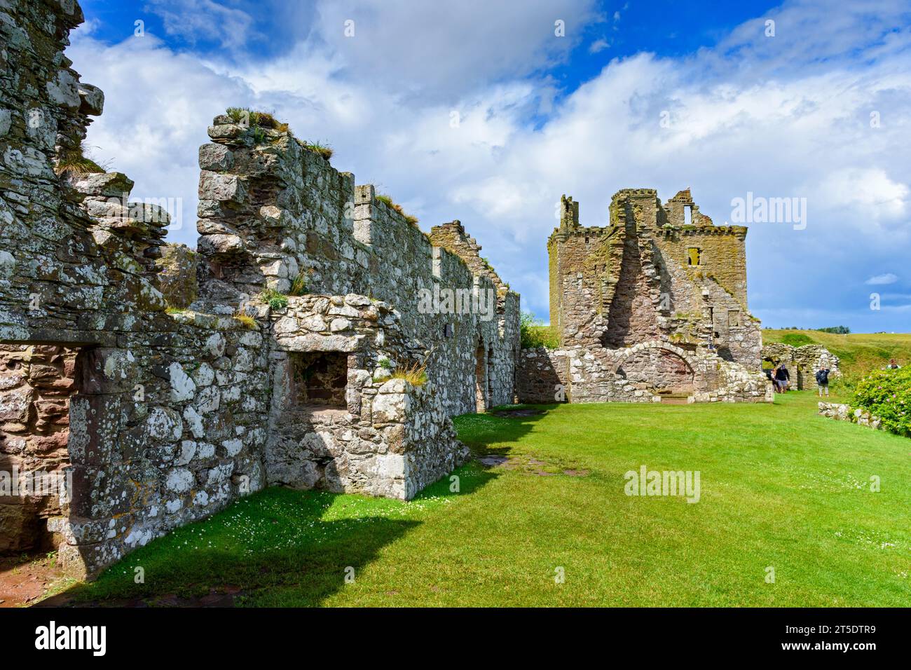 Le scuderie e lo Smithy con il Keep Behind. Castello di Dunnottar, vicino a Stonehaven, Aberdeenshire, Scozia, Regno Unito Foto Stock