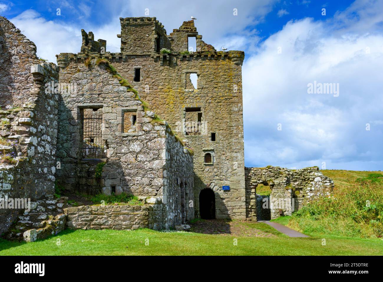 The Storehouse and the Keep, Dunnottar Castle, vicino a Stonehaven, Aberdeenshire, Scozia, REGNO UNITO. Foto Stock