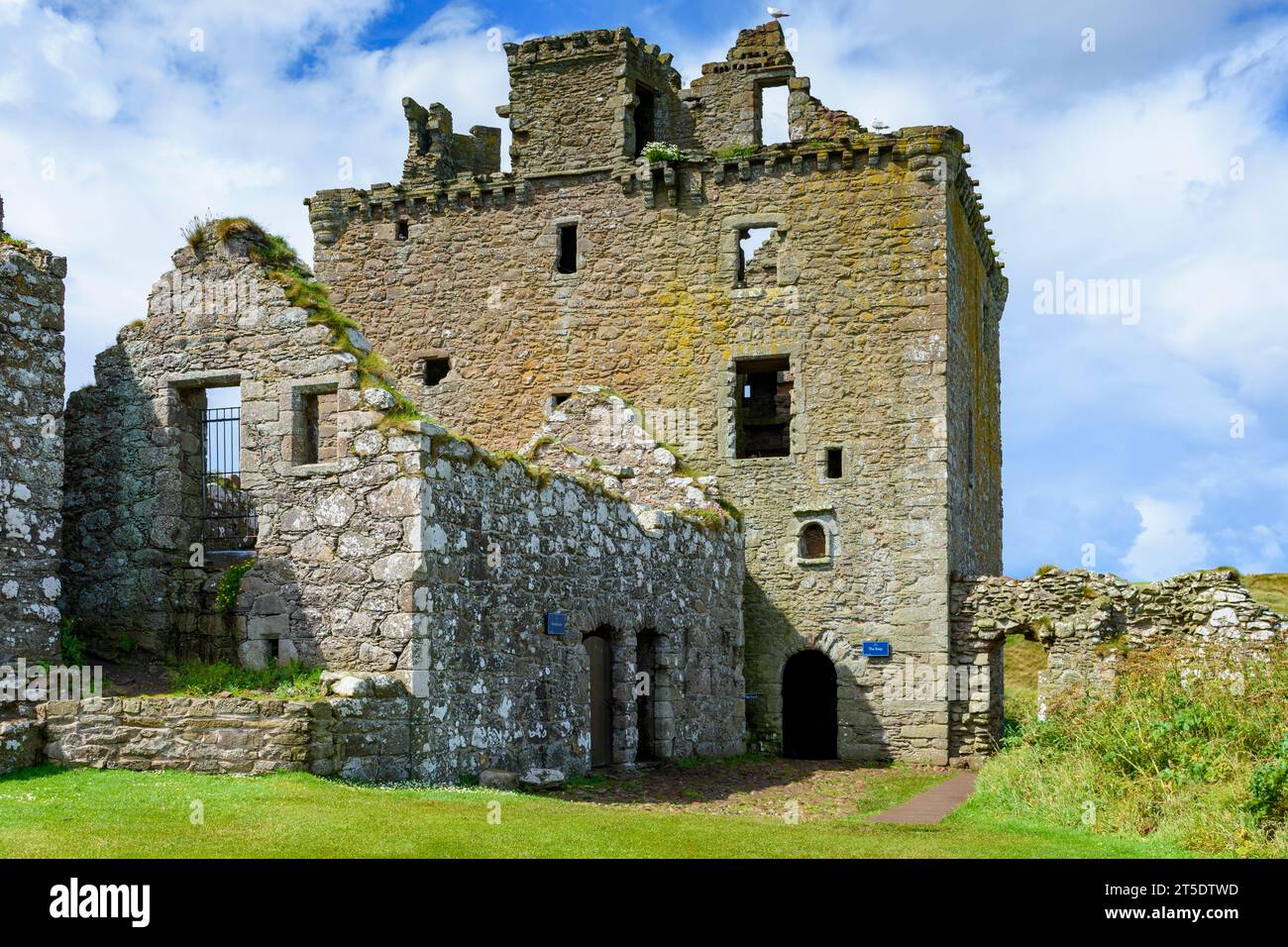 The Storehouse and the Keep, Dunnottar Castle, vicino a Stonehaven, Aberdeenshire, Scozia, REGNO UNITO. Foto Stock