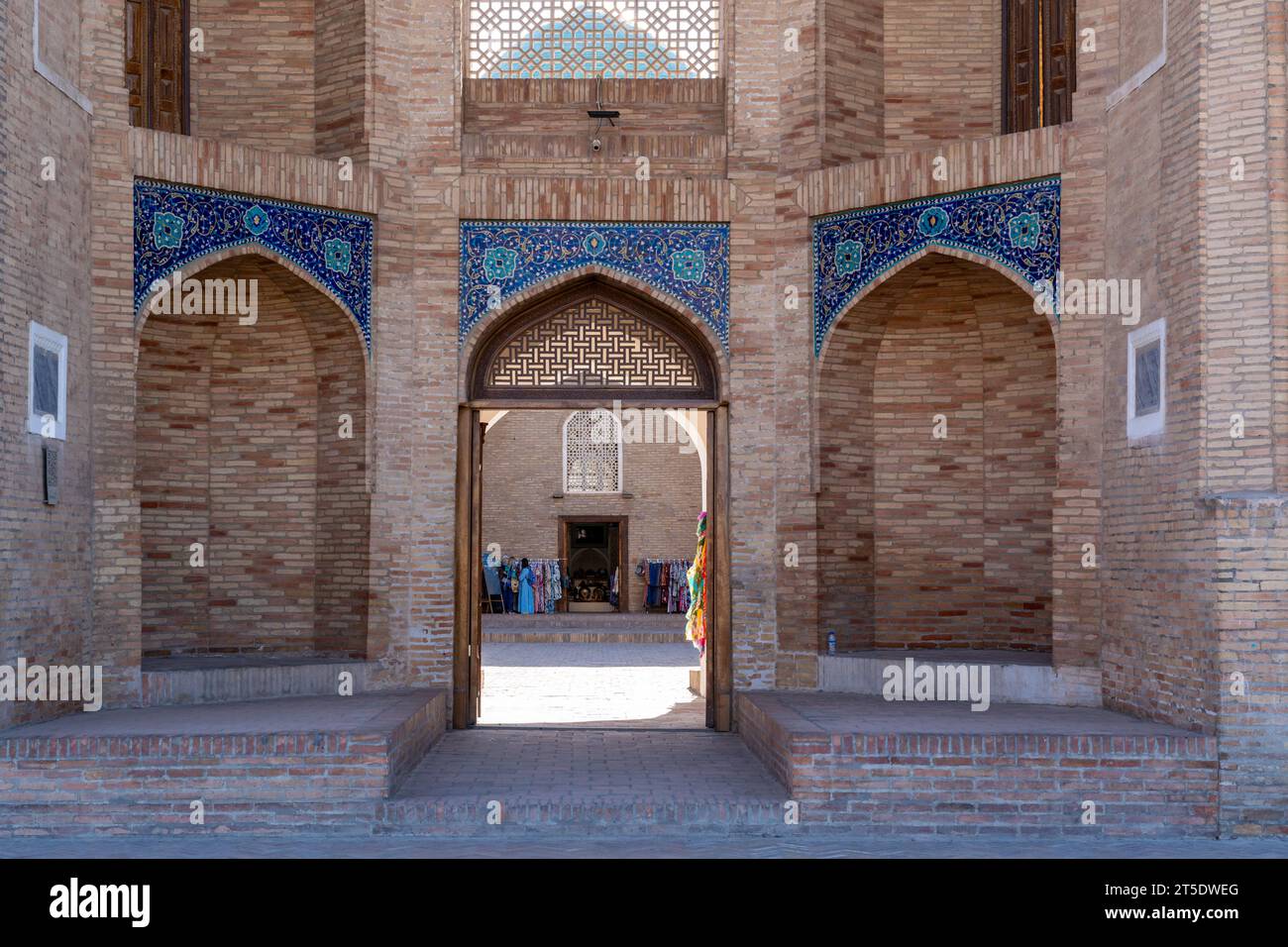 Tashkent, Uzbekistan-11 agosto 2023: Vista dell'ingresso della Moschea Tillya Sheikh durante una giornata di sole. Il complesso è una piazza che include un set Foto Stock