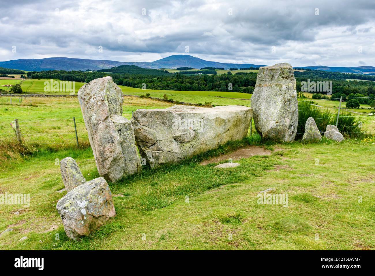 Tomnaverie Stone Sircle, vicino a Tarland, Aberdeenshire, Scozia, Regno Unito. Il picco di Morven in lontananza. Foto Stock