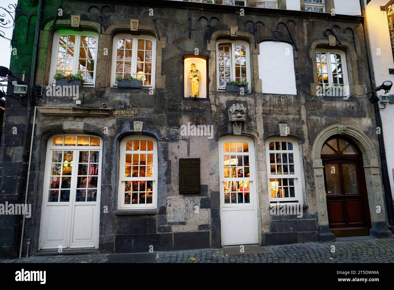 Colonia, Germania 03 novembre 2023: Lo storico birrificio gilden im zims dal 1563 sulla heumarkt di colonia Foto Stock