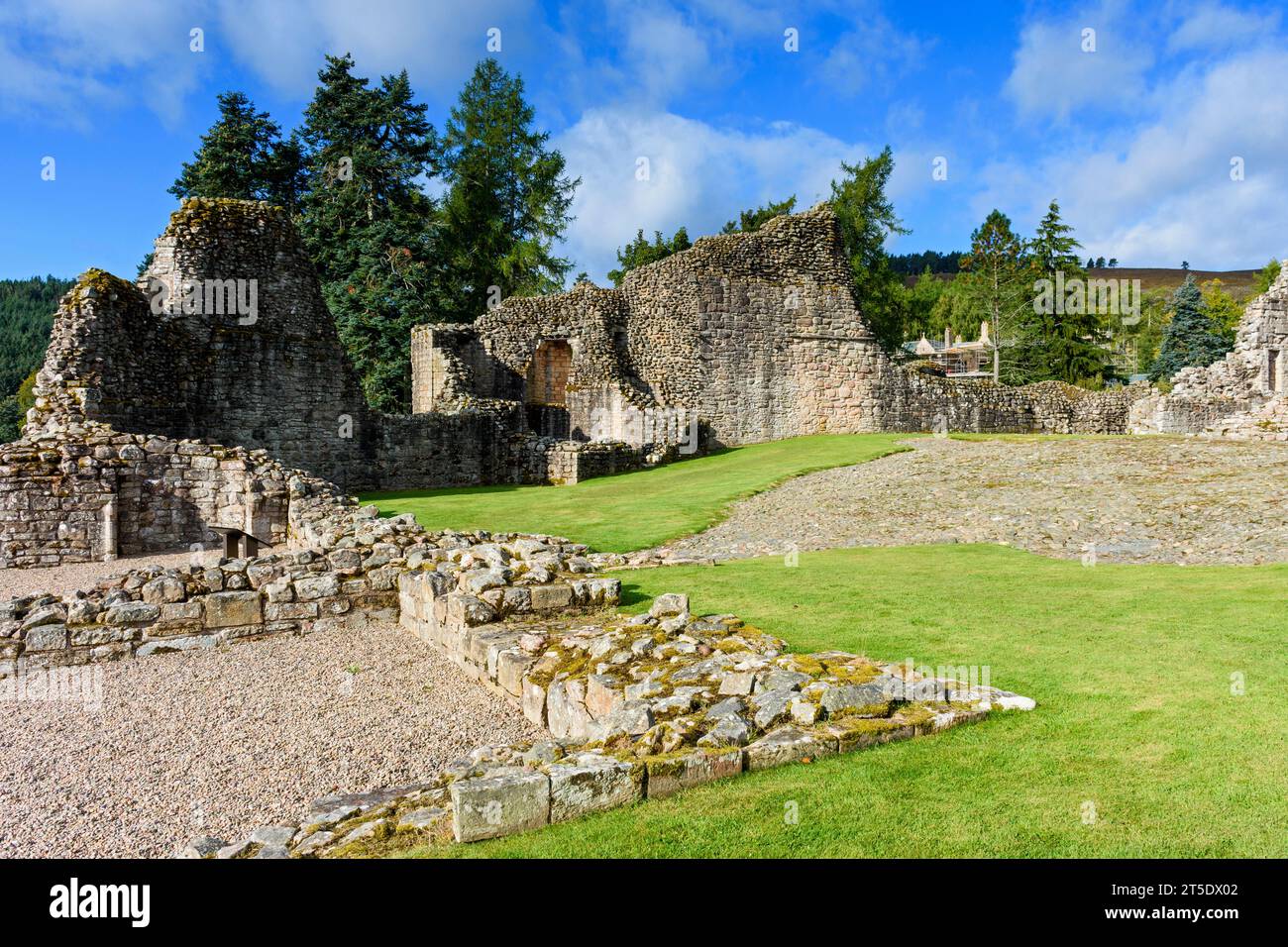 Kildrummy Castle (XIII secolo), Aberdeenshire, Scozia, Regno Unito. La torre western Interval di fronte al cortile. Foto Stock