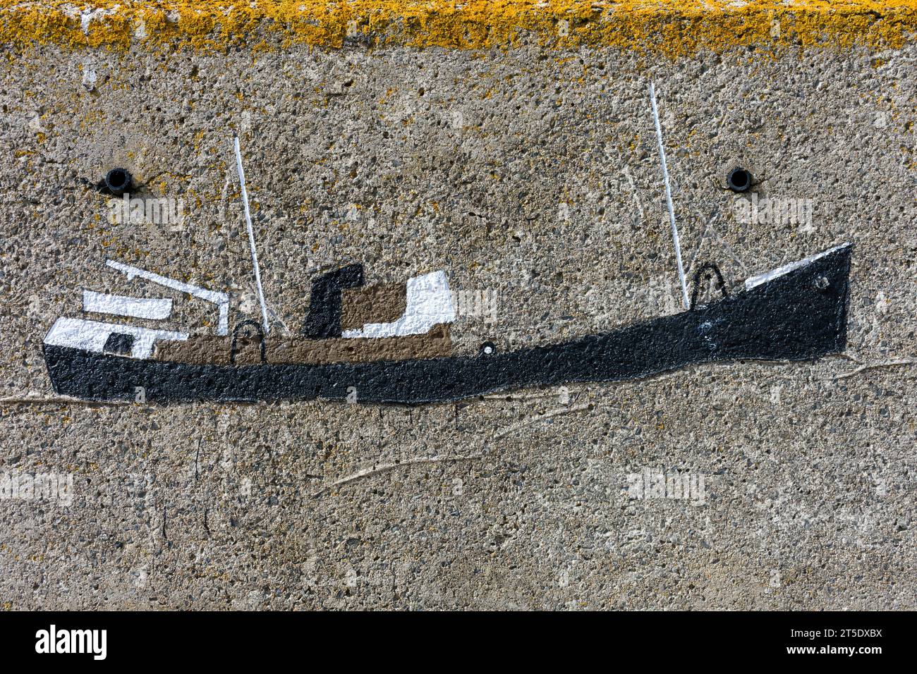 Un dipinto parzialmente ritoccato, di Derry Ross, di una barca, sul muro del porto di Phillip's Harbour, Harrow, vicino a Scarfskerry, Caithness, Scozia, REGNO UNITO Foto Stock