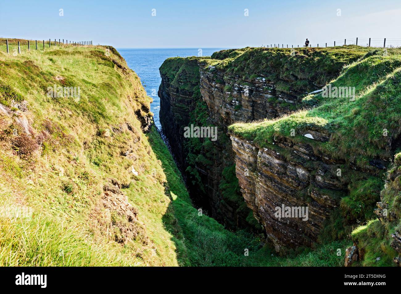 Long Geo su Skirza Head. On the John o'Groats Trail, Caithness, Scozia, Regno Unito, Foto Stock