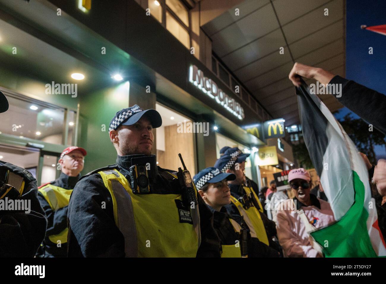 Londra, Regno Unito. 4 novembre 2023. Dopo la protesta a Trafalgar, diversi manifestanti si sedettero alla stazione di Charing Cross costringendo le forze a bloccare la stazione e arrestare una manciata di manifestanti. Ciò ha portato a più persone a bloccare e a spingere il furgone della polizia nel tentativo di impedire al furgone di prendere uno dei manifestanti arrestati. London, United Kingson, 05/11/2023 Ehimetalor Unuabona/Alamy Live News Credit: Ehimetalor Unuabona/Alamy Live News Foto Stock