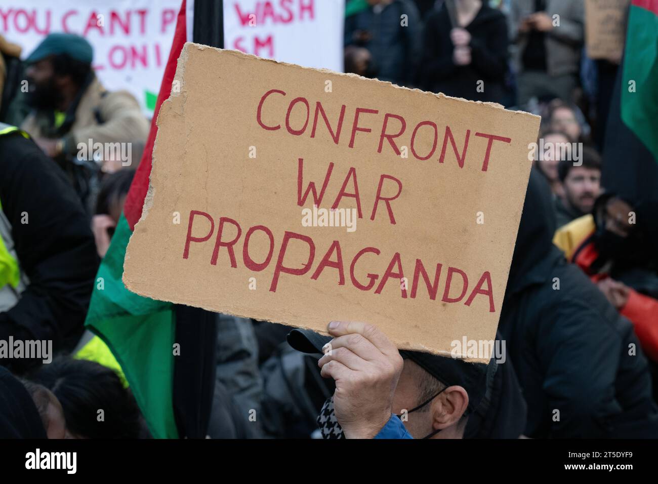 Londra, Regno Unito. 4 novembre 2023. Gli attivisti organizzano una protesta sit-down a Oxford Circus mentre decine di migliaia di sostenitori palestinesi marciano attraverso il centro di Londra per il quarto sabato consecutivo chiedendo un cessate il fuoco e la fine del sostegno britannico all'assedio e alla guerra di Israele a Gaza che, avvertite le agenzie delle Nazioni Unite, affronta un disastro umanitario. Organizzata da una coalizione che include Suore Uncut e Lesbiche e Gays Support Migrants, la protesta arriva mentre Israele interrompe cibo, acqua ed elettricità e continua a sottoporre Gaza a intensi bombardamenti. Crediti: Ron Fassbender/Alamy Live News Foto Stock