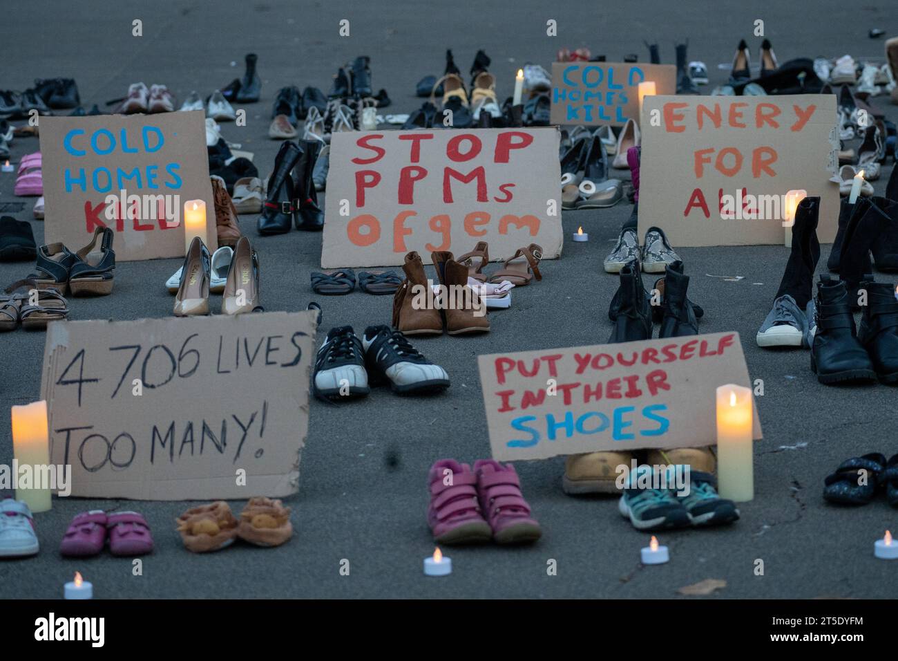 Glasgow, Scozia, Regno Unito. 4 novembre 2023. FUEL Poverty Action Veglia per ricordare coloro che sono morti per non avere i soldi per pagare la bolletta del carburante a causa dei costi energetici vertiginosi. Crediti: RGass/Alamy Live News Foto Stock