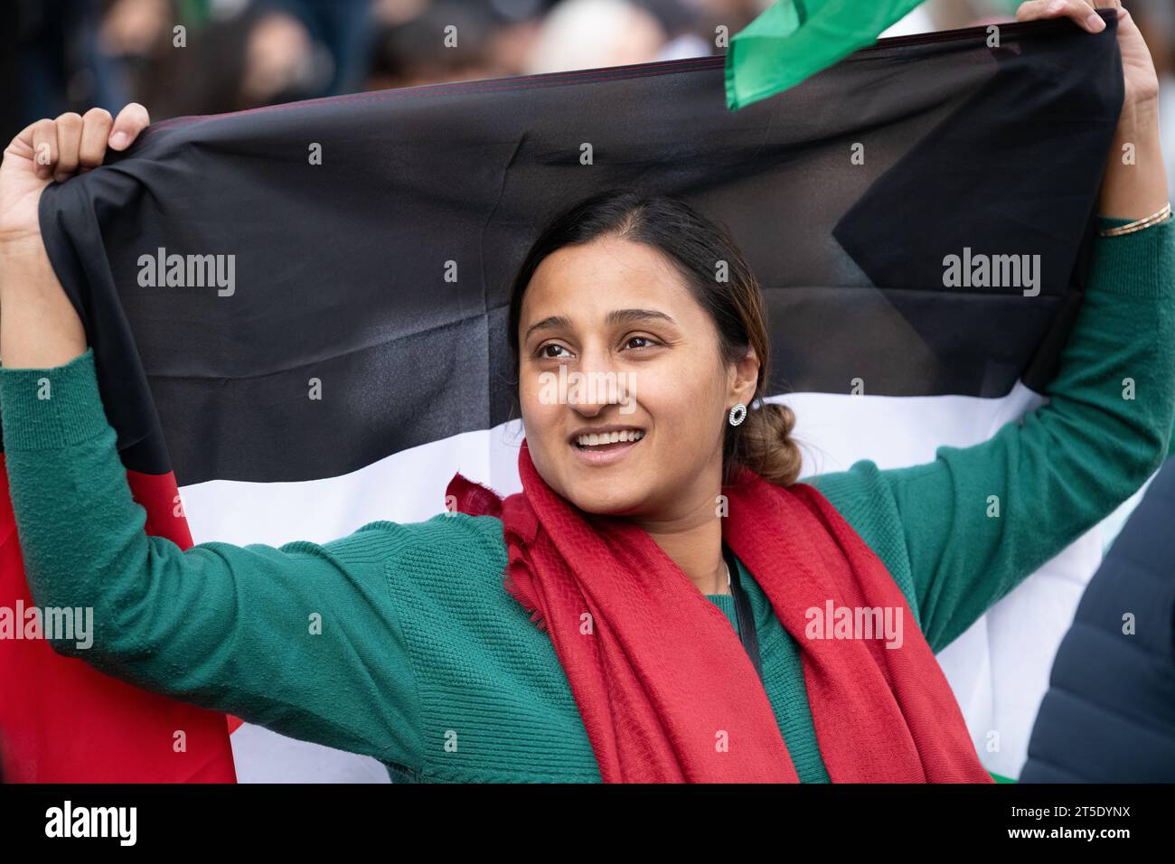 Londra, Regno Unito. 4 novembre 2023. Gli attivisti organizzano una protesta sit-down a Oxford Circus mentre decine di migliaia di sostenitori palestinesi marciano attraverso il centro di Londra per il quarto sabato consecutivo chiedendo un cessate il fuoco e la fine del sostegno britannico all'assedio e alla guerra di Israele a Gaza che, avvertite le agenzie delle Nazioni Unite, affronta un disastro umanitario. Organizzata da una coalizione che include Suore Uncut e Lesbiche e Gays Support Migrants, la protesta arriva mentre Israele interrompe cibo, acqua ed elettricità e continua a sottoporre Gaza a intensi bombardamenti. Crediti: Ron Fassbender/Alamy Live News Foto Stock