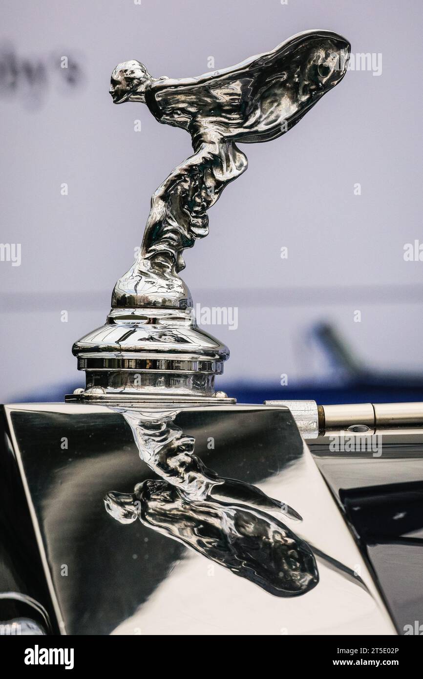 Londra, Regno Unito. 4 novembre 2023. Una mascotte Rolls Royce Spirit of Ecstasy, conosciuta anche come "Emily". Auto che spaziano dai modelli veterani alle auto da corsa e sportive sono in mostra nel Marlborough House, nel St James's di Londra, come parte dell'anteprima dell'asta automobilistica RM Sotheby's. L'evento si svolge in collaborazione con la London to Brighton Veteran Car Run. Crediti: Imageplotter/Alamy Live News Foto Stock