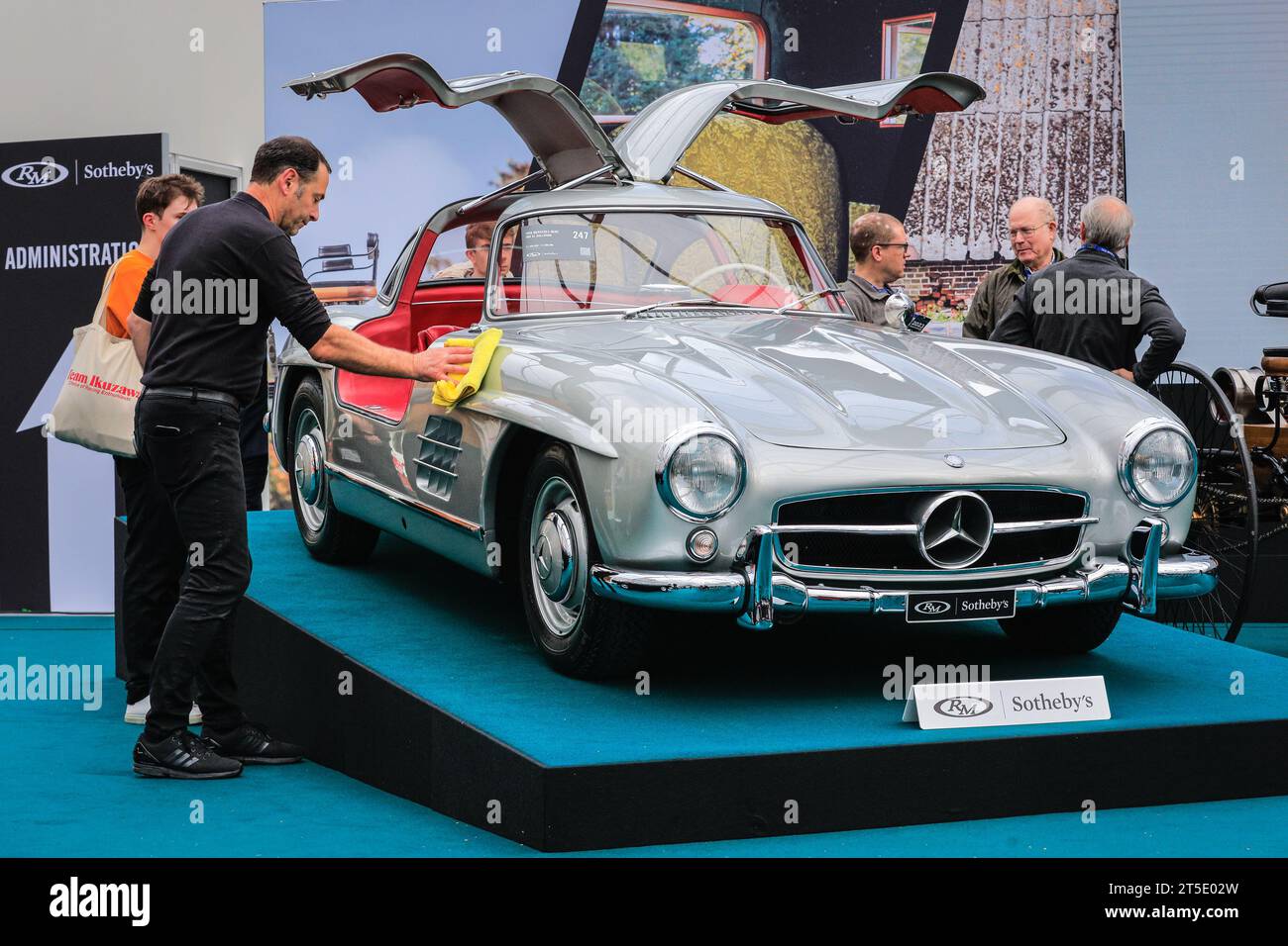 Londra, Regno Unito. 4 novembre 2023. Una Mercedes-Benz 300 SL Gullwing del 1956 viene lucidata dal personale. Auto che spaziano dai modelli veterani alle auto da corsa e sportive sono in mostra nel Marlborough House, nel St James's di Londra, come parte dell'anteprima dell'asta automobilistica RM Sotheby's. L'evento si svolge in collaborazione con la London to Brighton Veteran Car Run. Crediti: Imageplotter/Alamy Live News Foto Stock
