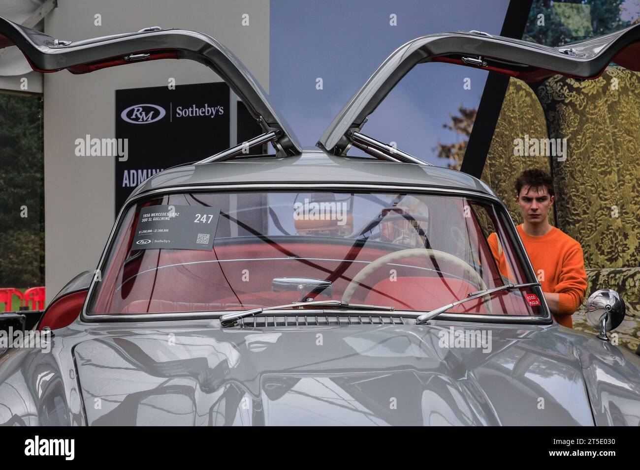 Londra, Regno Unito. 4 novembre 2023. Una Mercedes-Benz 300 SL Gullwing del 1956. Auto che spaziano dai modelli veterani alle auto da corsa e sportive sono in mostra nel Marlborough House, nel St James's di Londra, come parte dell'anteprima dell'asta automobilistica RM Sotheby's. L'evento si svolge in collaborazione con la London to Brighton Veteran Car Run. Crediti: Imageplotter/Alamy Live News Foto Stock