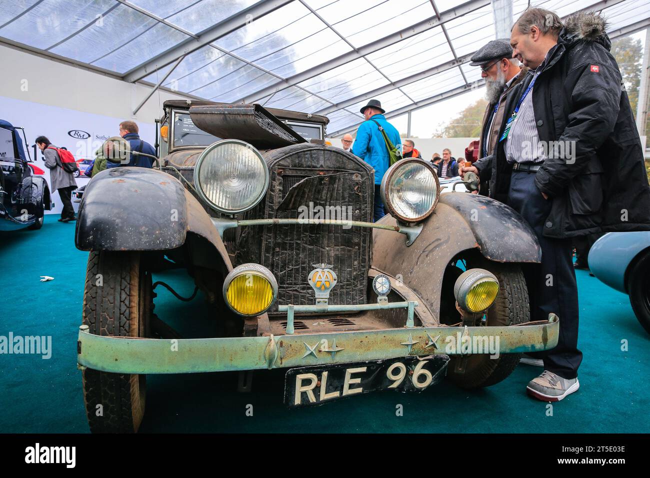 Londra, Regno Unito. 4 novembre 2023. I visitatori guardano un "progetto" Mercedes Benz 370s Mannheim Sport Cabriolet del 1933. Auto che spaziano dai modelli veterani alle auto da corsa e sportive sono in mostra nel Marlborough House, nel St James's di Londra, come parte dell'anteprima dell'asta automobilistica RM Sotheby's. L'evento si svolge in collaborazione con la London to Brighton Veteran Car Run. Crediti: Imageplotter/Alamy Live News Foto Stock
