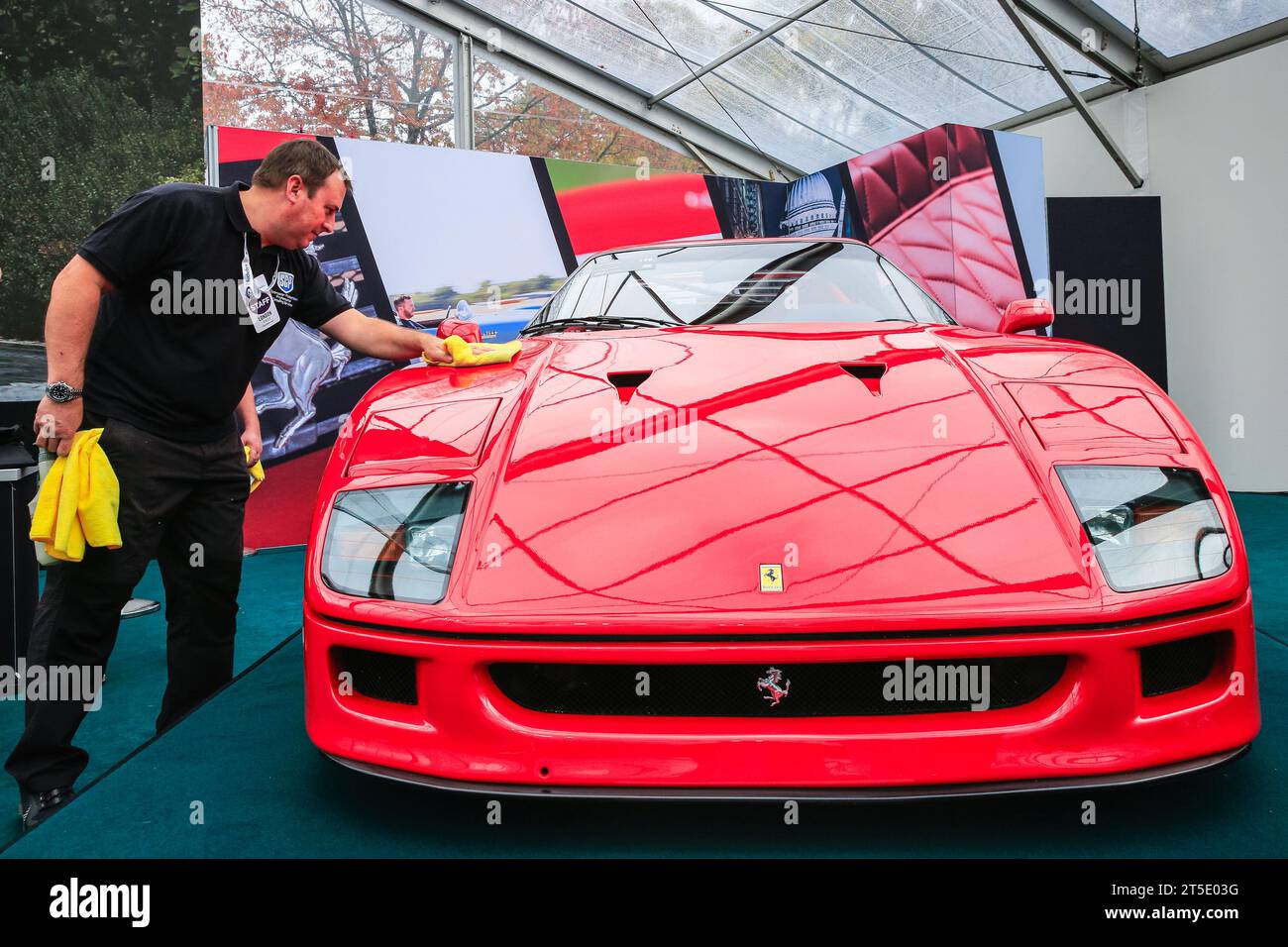Londra, Regno Unito. 4 novembre 2023. Una Ferrari F40 1990 è lucidata dallo staff. Auto che spaziano dai modelli veterani alle auto da corsa e sportive sono in mostra nel Marlborough House, nel St James's di Londra, come parte dell'anteprima dell'asta automobilistica RM Sotheby's. L'evento si svolge in collaborazione con la London to Brighton Veteran Car Run. Crediti: Imageplotter/Alamy Live News Foto Stock