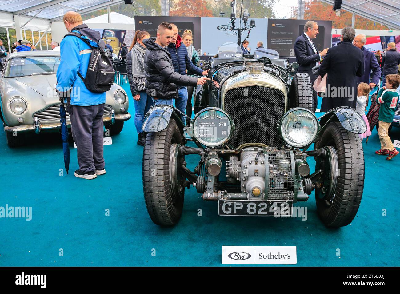 Londra, Regno Unito. 4 novembre 2023. Visitatori con una Bentley 4 1/2 litri Supercharged le Mans Tourer del 1929. Auto che spaziano dai modelli veterani alle auto da corsa e sportive sono in mostra nel Marlborough House, nel St James's di Londra, come parte dell'anteprima dell'asta automobilistica RM Sotheby's. L'evento si svolge in collaborazione con la London to Brighton Veteran Car Run. Crediti: Imageplotter/Alamy Live News Foto Stock