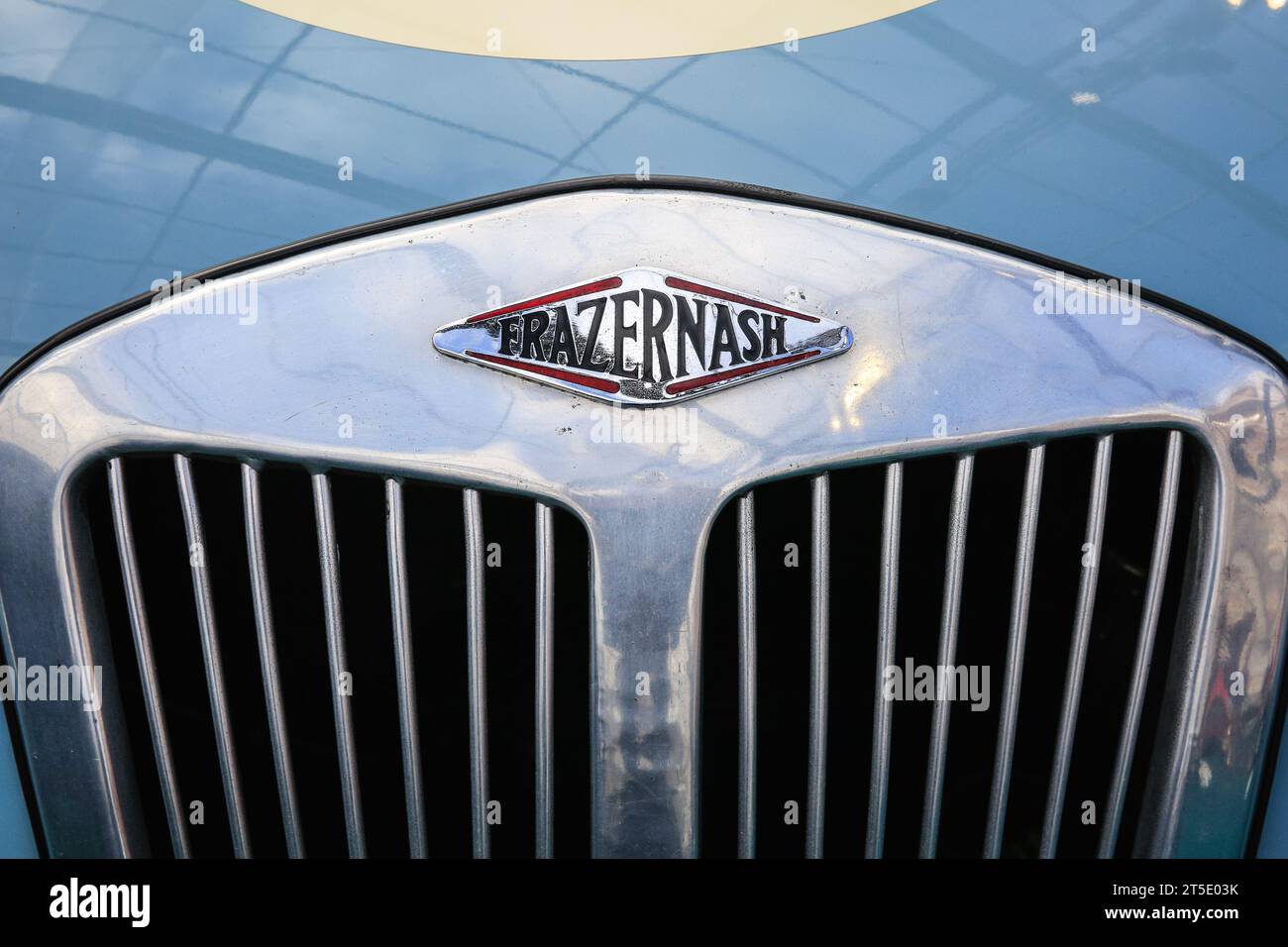 Londra, Regno Unito. 4 novembre 2023. Il logo Frazer Nash sul cofano di un'auto. Auto che spaziano dai modelli veterani alle auto da corsa e sportive sono in mostra nel Marlborough House, nel St James's di Londra, come parte dell'anteprima dell'asta automobilistica RM Sotheby's. L'evento si svolge in collaborazione con la London to Brighton Veteran Car Run. Crediti: Imageplotter/Alamy Live News Foto Stock