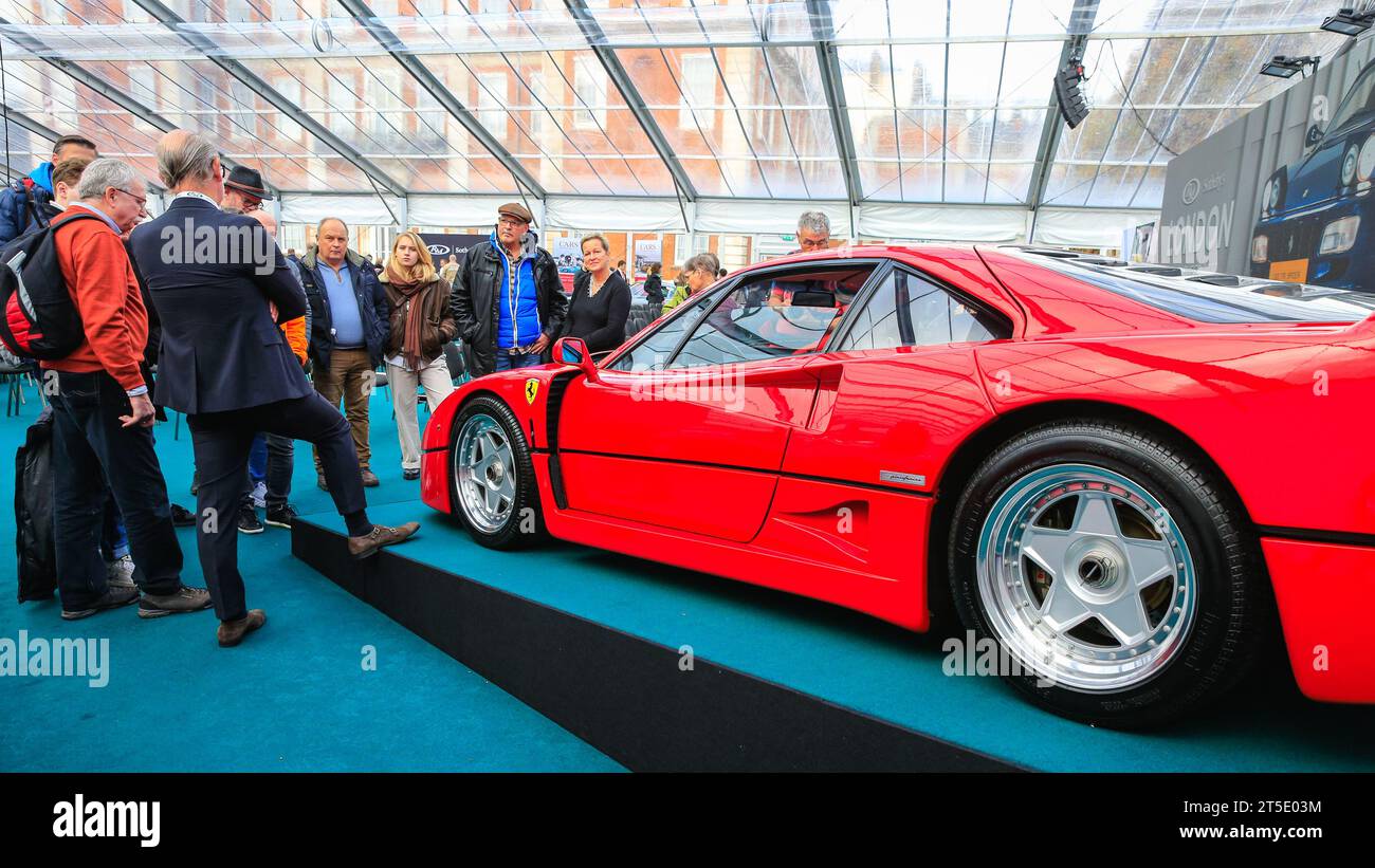 Londra, Regno Unito. 4 novembre 2023. I visitatori guardano una Ferrari F40 del 1990. Auto che spaziano dai modelli veterani alle auto da corsa e sportive sono in mostra nel Marlborough House, nel St James's di Londra, come parte dell'anteprima dell'asta automobilistica RM Sotheby's. L'evento si svolge in collaborazione con la London to Brighton Veteran Car Run. Crediti: Imageplotter/Alamy Live News Foto Stock