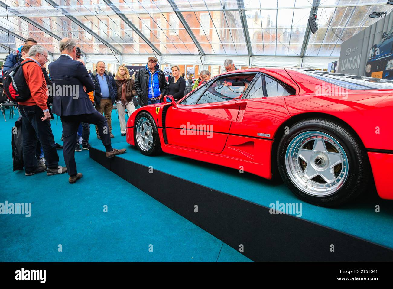 Londra, Regno Unito. 4 novembre 2023. I visitatori guardano una Ferrari F40 del 1990. Auto che spaziano dai modelli veterani alle auto da corsa e sportive sono in mostra nel Marlborough House, nel St James's di Londra, come parte dell'anteprima dell'asta automobilistica RM Sotheby's. L'evento si svolge in collaborazione con la London to Brighton Veteran Car Run. Crediti: Imageplotter/Alamy Live News Foto Stock