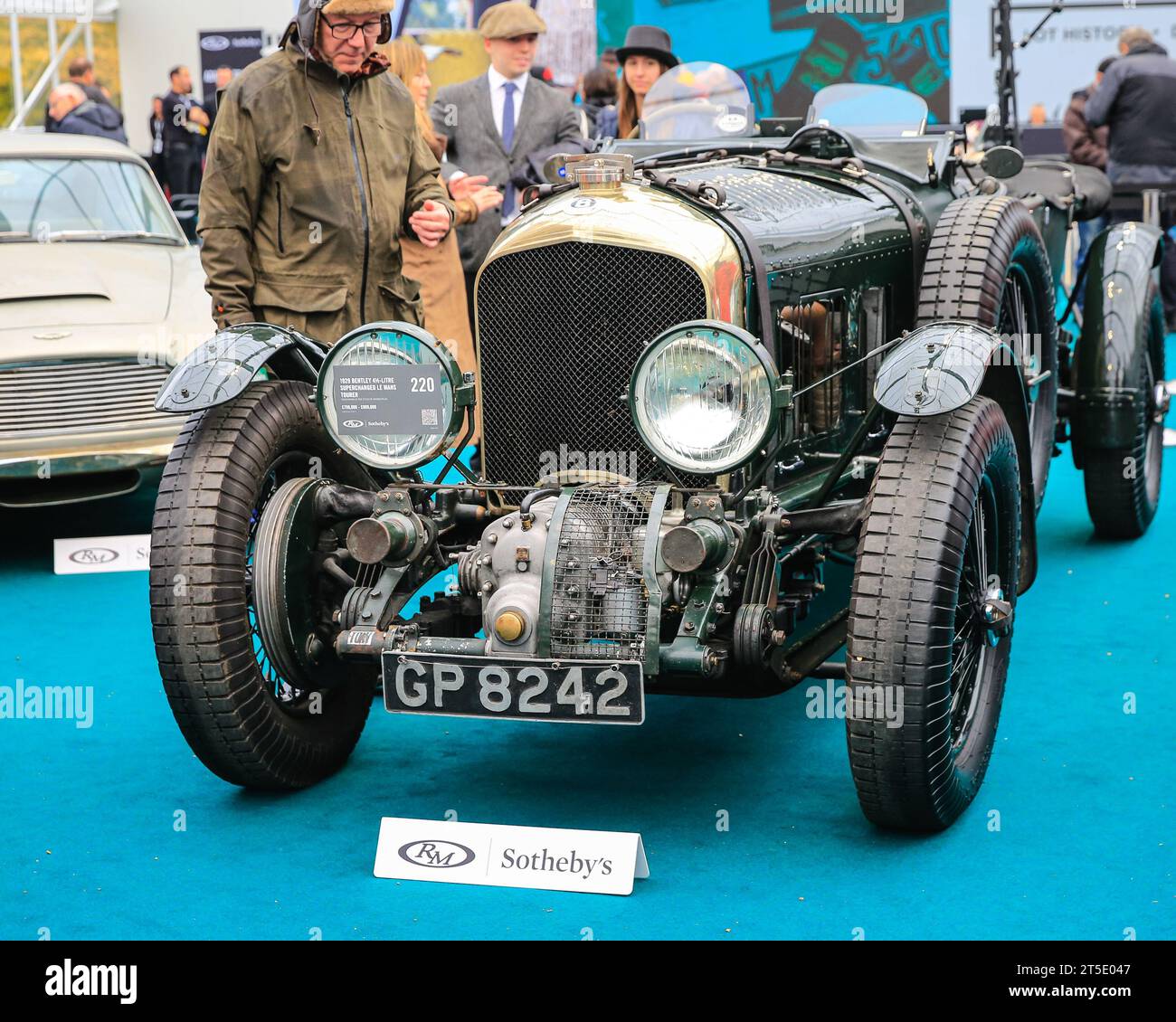 Londra, Regno Unito. 4 novembre 2023. Visitatori con una Bentley 4 1/2 litri Supercharged le Mans Tourer del 1929. Auto che spaziano dai modelli veterani alle auto da corsa e sportive sono in mostra nel Marlborough House, nel St James's di Londra, come parte dell'anteprima dell'asta automobilistica RM Sotheby's. L'evento si svolge in collaborazione con la London to Brighton Veteran Car Run. Crediti: Imageplotter/Alamy Live News Foto Stock