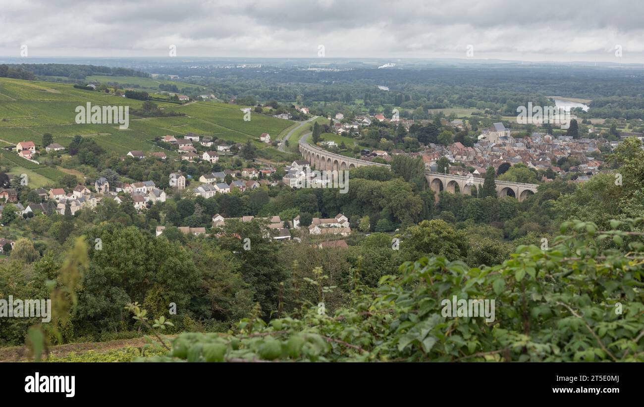 Affacciato sulla valle dalla città di Sancerre, su un viadotto curvo Foto Stock