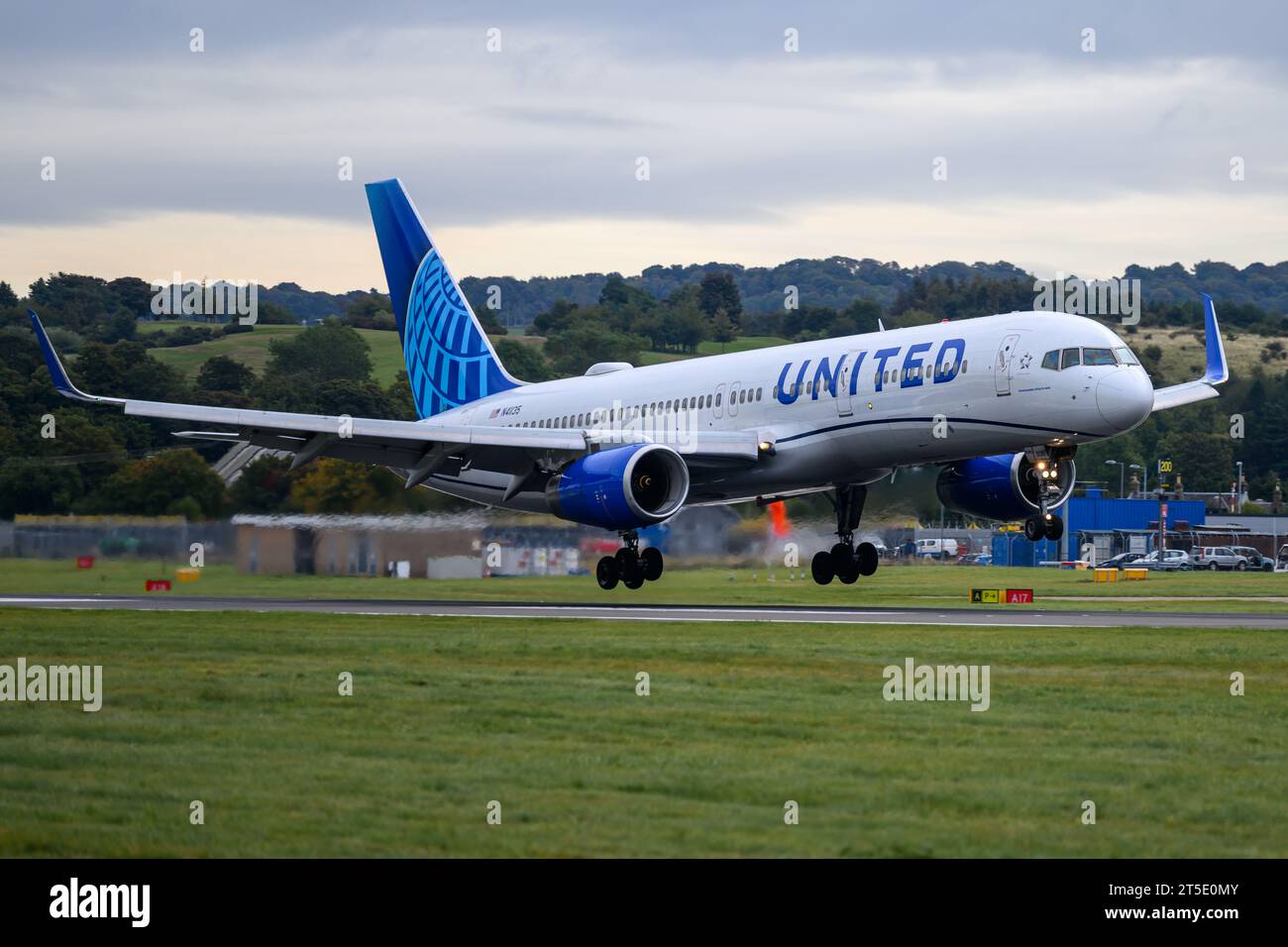 N41135 United Airlines Boeing 757-224 Passenger Jet Lands presso l'aeroporto di Edimburgo, Scozia, Regno Unito Foto Stock