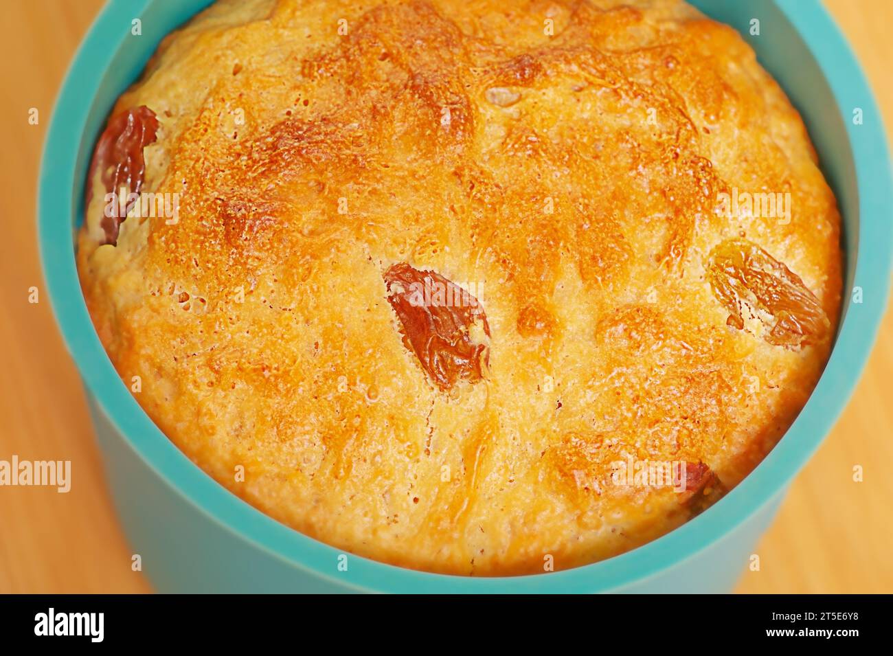 Dolce dolce dolce dolce dolce con uvetta. Torta di Pasqua. Il dessert è delizioso. Buona Pasqua. Foto Stock