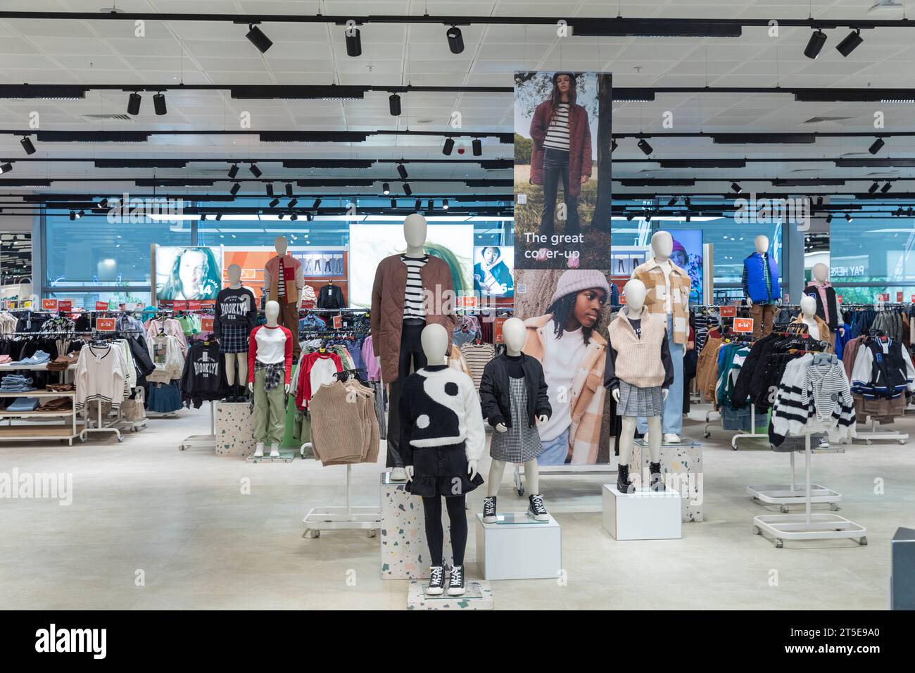 Marks and Spencer a Manchester, all'interno del negozio che promuove l'abbigliamento invernale per bambini, Inghilterra, Regno Unito, autunno 2023 Foto Stock