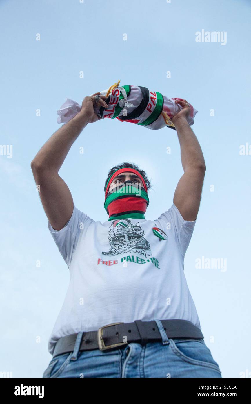 Londra, Regno Unito. 4 novembre 2023. Un manifestante tiene in braccio un "bambino morto" a Trafalgar Square, dove migliaia di persone si sono riunite per chiedere un cessate il fuoco a Gaza. La protesta segue l'ultimo scoppio di violenza tra Hamas e Israele. Crediti: Kiki Streitberger/Alamy Live News Foto Stock