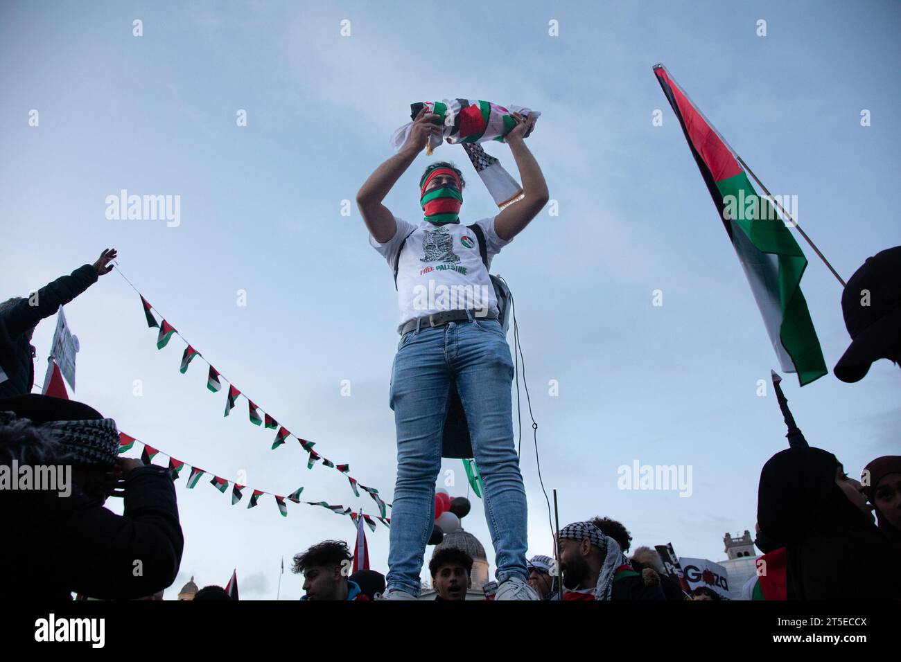 Londra, Regno Unito. 4 novembre 2023. Un manifestante tiene in braccio un "bambino morto" a Trafalgar Square, dove migliaia di persone si sono riunite per chiedere un cessate il fuoco a Gaza. La protesta segue l'ultimo scoppio di violenza tra Hamas e Israele. Crediti: Kiki Streitberger/Alamy Live News Foto Stock