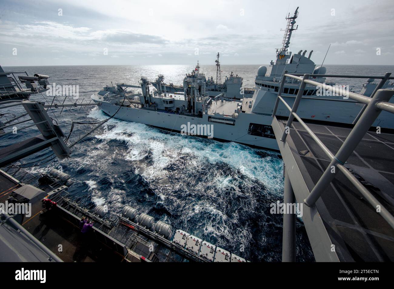 La portaerei classe Nimitz USS George Washington (CVN 73) e l'incrociatore missilistico guidato classe Ticonderoga USS Leyte Gulf (CG 55) conducono un rifornimento in mare con la nave francese BRF Jacques Chevallier (A 725) nell'Oceano Atlantico, 4 novembre 2023. George Washington sta conducendo un rifornimento in mare con la BRF Jacques Chevallier che dimostra partnership e impegno nel settore marittimo. (Foto della Marina degli Stati Uniti di Mass Communication Specialist 2nd Class Nicholas A. Russell) Foto Stock
