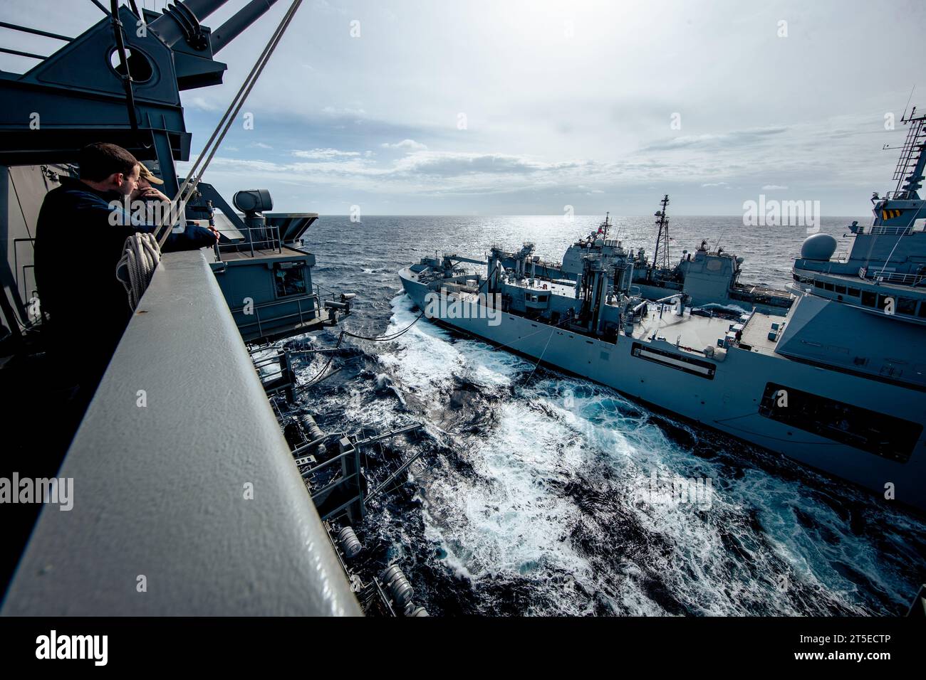 La portaerei classe Nimitz USS George Washington (CVN 73) e l'incrociatore missilistico guidato classe Ticonderoga USS Leyte Gulf (CG 55) conducono un rifornimento in mare con la nave francese BRF Jacques Chevallier (A 725) nell'Oceano Atlantico, 4 novembre 2023. George Washington sta conducendo un rifornimento in mare con la BRF Jacques Chevallier che dimostra partnership e impegno nel settore marittimo. (Foto della Marina degli Stati Uniti di Mass Communication Specialist 2nd Class Nicholas A. Russell) Foto Stock