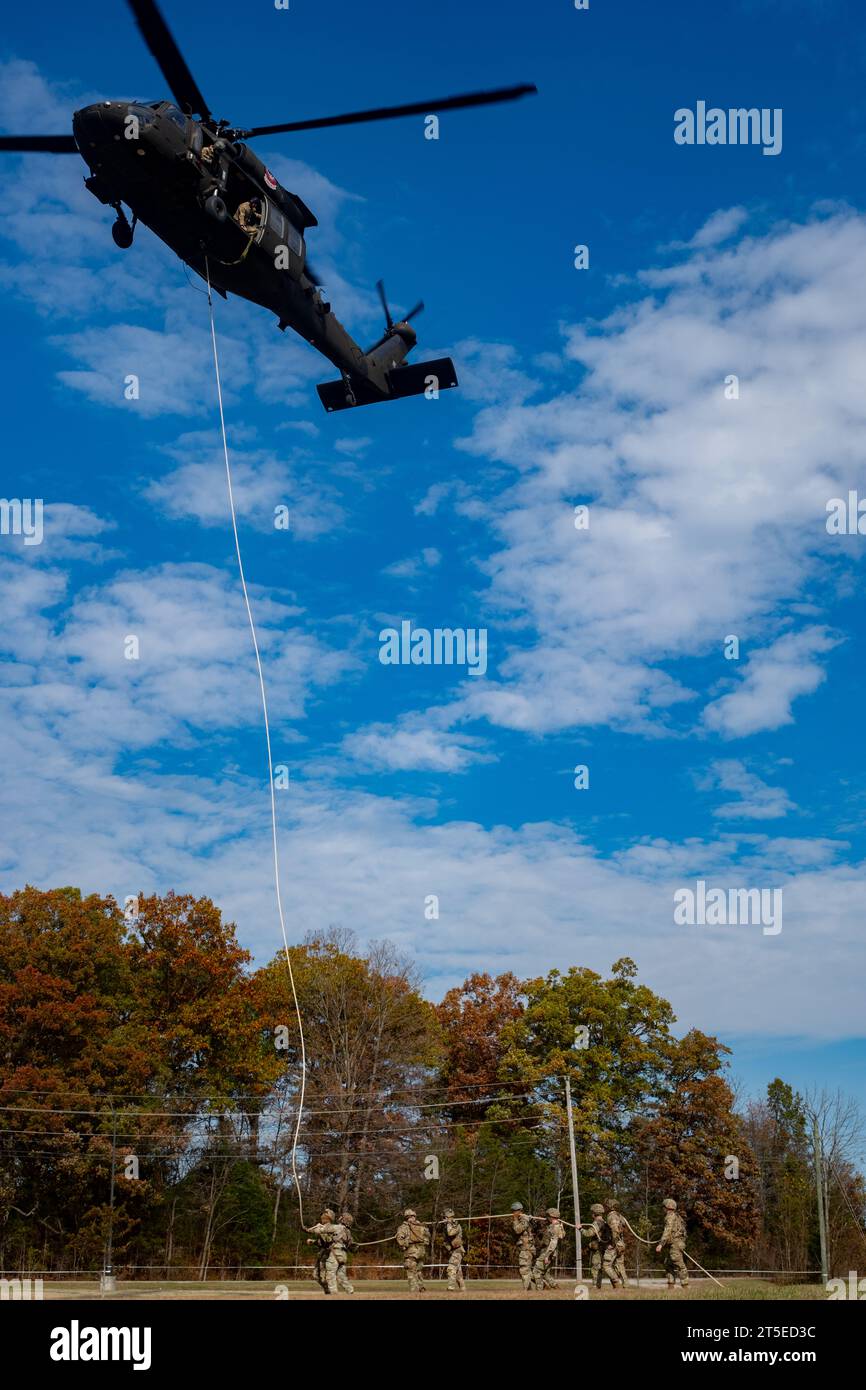 La 101st Combat Aviation Brigade, 101st Airborne Division esegue un veloce inserimento/estrazione di corda a Fort Knox, Ky. 4 novembre 2023 durante una JROTC National Raider Challenge. Il JROTC National Raider Challenge è l'evento annuale di campionato per le squadre JROTC Raider Challenge ospitate per la prima volta dallo U.S. Army Cadet Command a Fort Knox, Kentucky. Dal 2 al 5 novembre, più di 3.000 cadetti JROTC dell'esercito provenienti da oltre 180 scuole superiori in tutto il paese hanno gareggiato per essere la migliore squadra Raider della nazione. | foto di Nathan Abbott, Ufficio affari pubblici del comando dei cadetti dell'esercito degli Stati Uniti Foto Stock