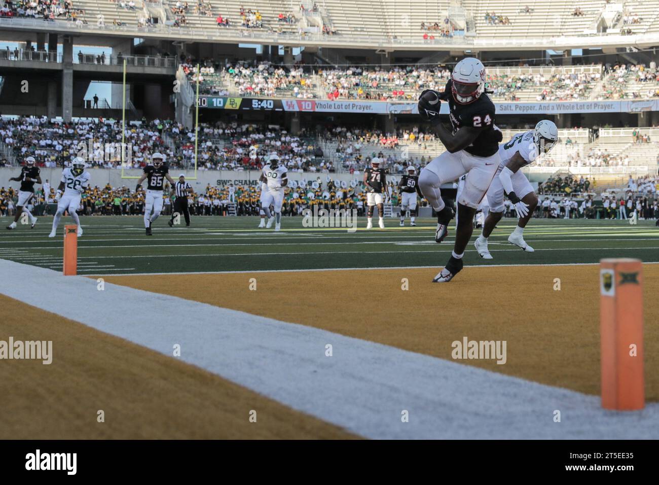 Benbrook, Texas, USA. 4 novembre 2023. Houston e' TONY MATHIS JR. (24) entra nella zona finale dopo aver assicurato una ricezione contro il difensore del Baylor GARMON RANDOLPH (55) durante la partita di sabato al McLane Stadium di Waco. Houston e Baylor andarono a OT con Houston guadagnando la vittoria 25-24 su una cover a due poimt. (Immagine di credito: © Brian McLean/ZUMA Press Wire) SOLO USO EDITORIALE! Non per USO commerciale! Foto Stock