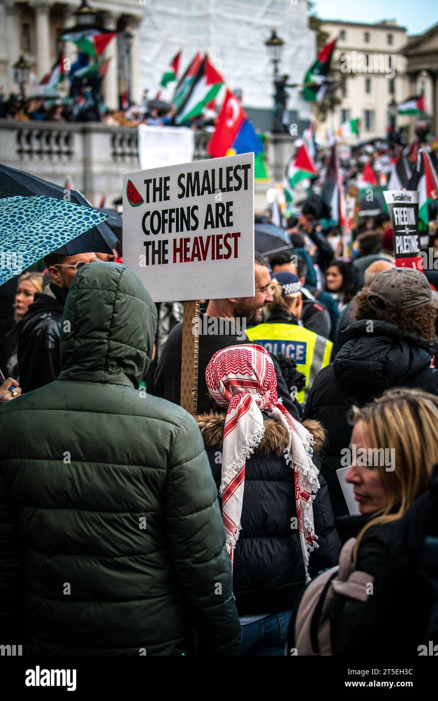 Londra, Regno Unito - 3 novembre 2023: Raduno pro-Palestina a Trafalgar Square. Foto Stock