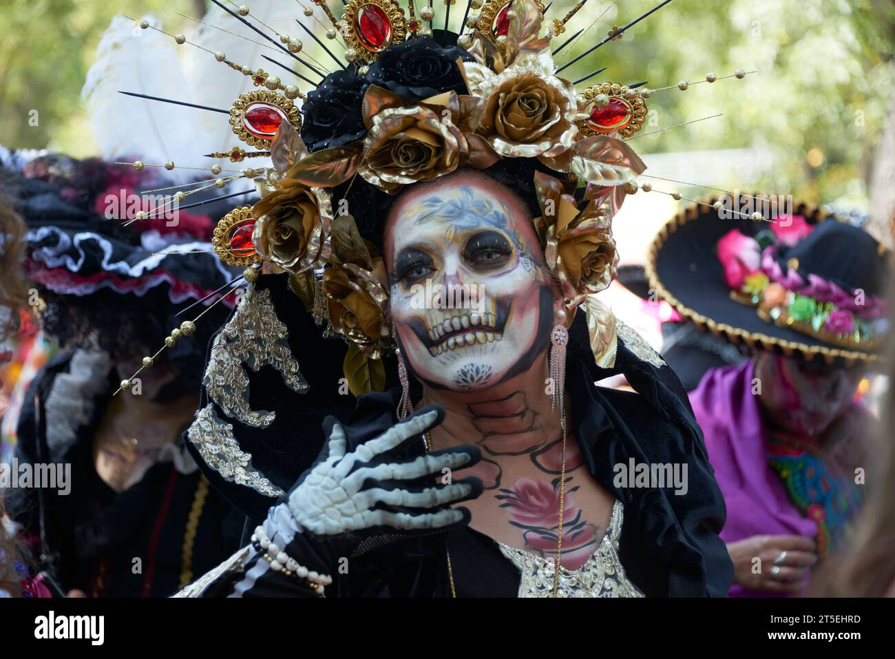 Città del Messico, Messico. 4 novembre 2023. 4 novembre 2023, città del Messico, Messico: I partecipanti prendono parte all'8° Mega Day of the Dead Annual Parade a Reforma Avenue, in occasione della conclusione delle celebrazioni del Day of the Dead. Il 4 novembre 2023 a città del Messico, Messico. (Foto di Carlos Tischler/ Credit: Eyepix Group/Alamy Live News Foto Stock