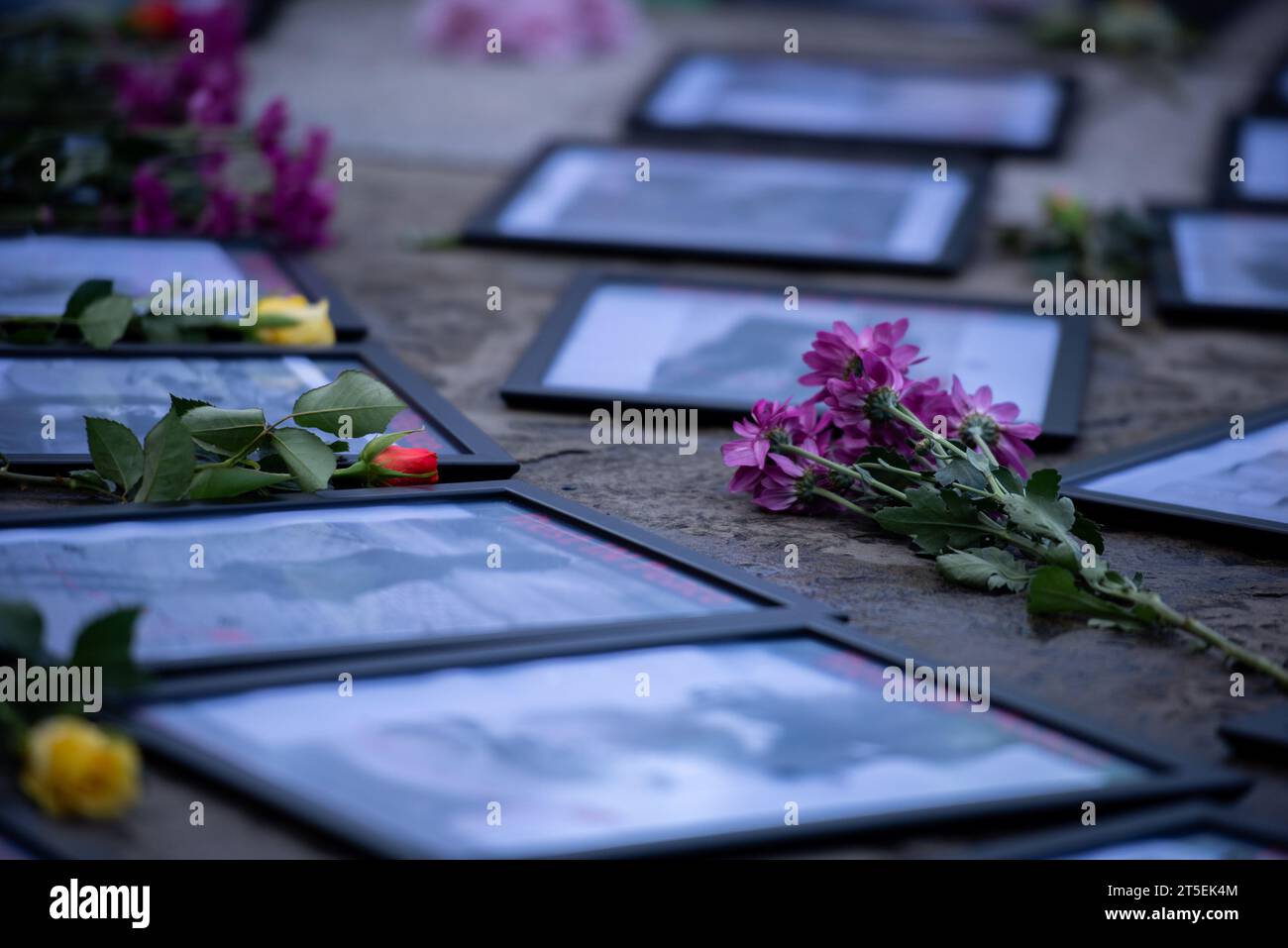 Londra, Regno Unito. 4 novembre 2023. Un memoriale fotografico è esposto con fiori durante la giornata d'azione per la Palestina - cessate il fuoco ora! Dimostrazione. Le manifestazioni si sono svolte in tutto il Regno Unito per un cessate il fuoco a Gaza. Credito: SOPA Images Limited/Alamy Live News Foto Stock