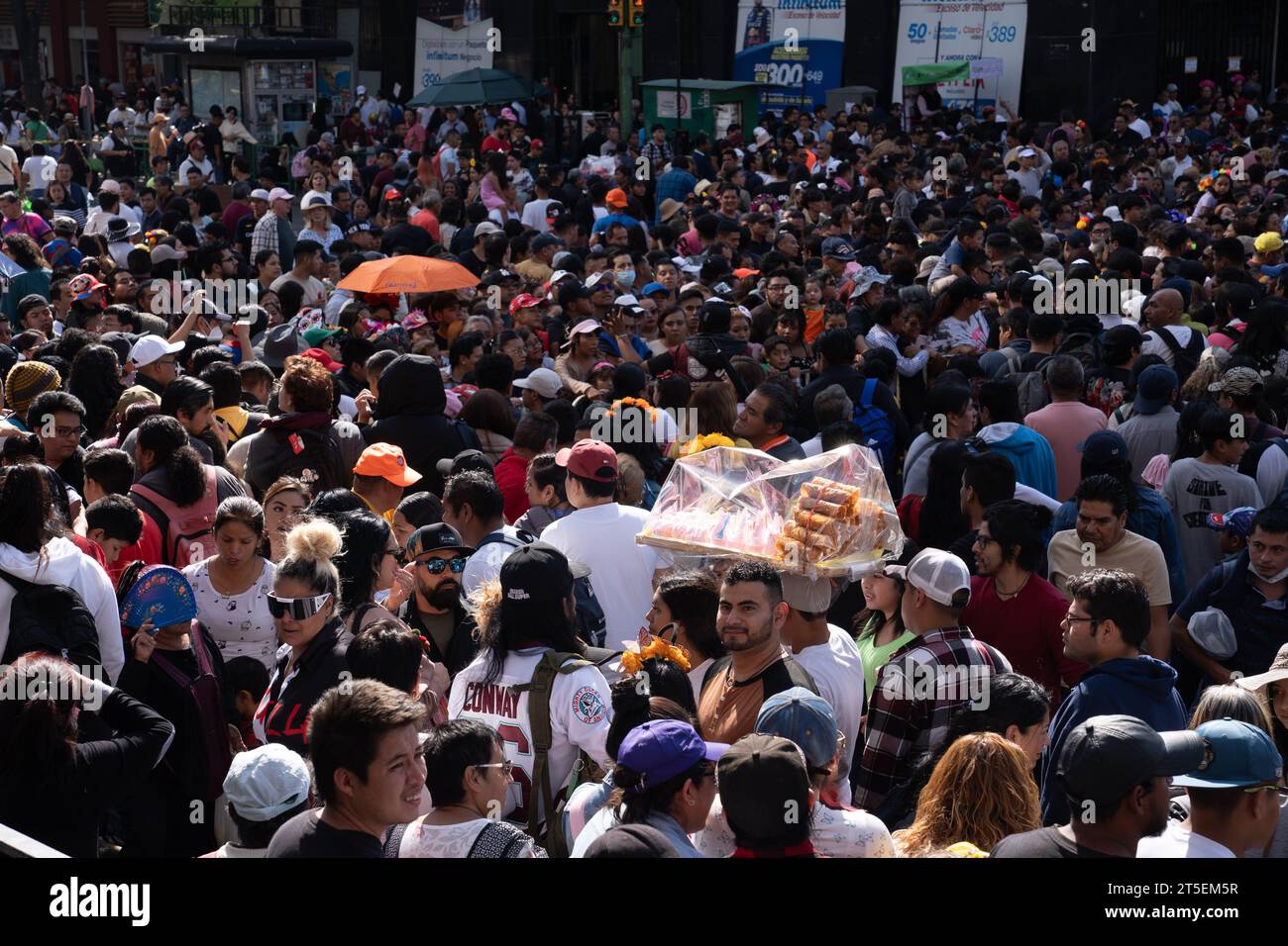 Città del Messico, Messico. 4 novembre 2023. 250.000 persone si sono riunite a città del Messico per assistere alla parata dei morti, ha confermato il Segretario alla Cultura per città del Messico, Day of the Dead Parade, Messico, 04 novembre 2023. Crediti: Lexie Harrison-Cripps/Alamy Live News Foto Stock