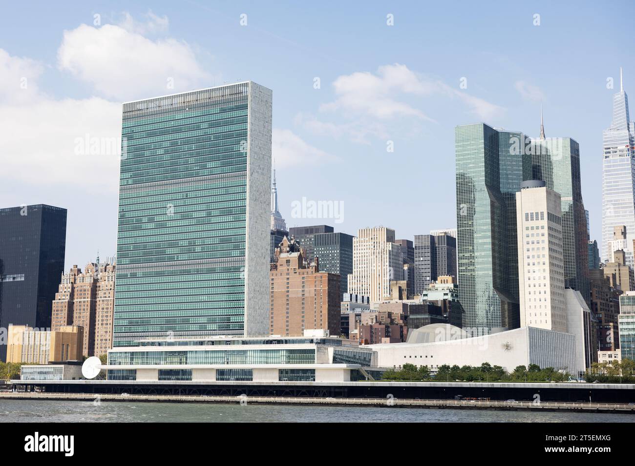 La vista dell'edificio del quartier generale delle Nazioni Unite sull'East River a New York City da Roosevelt Island. Foto Stock