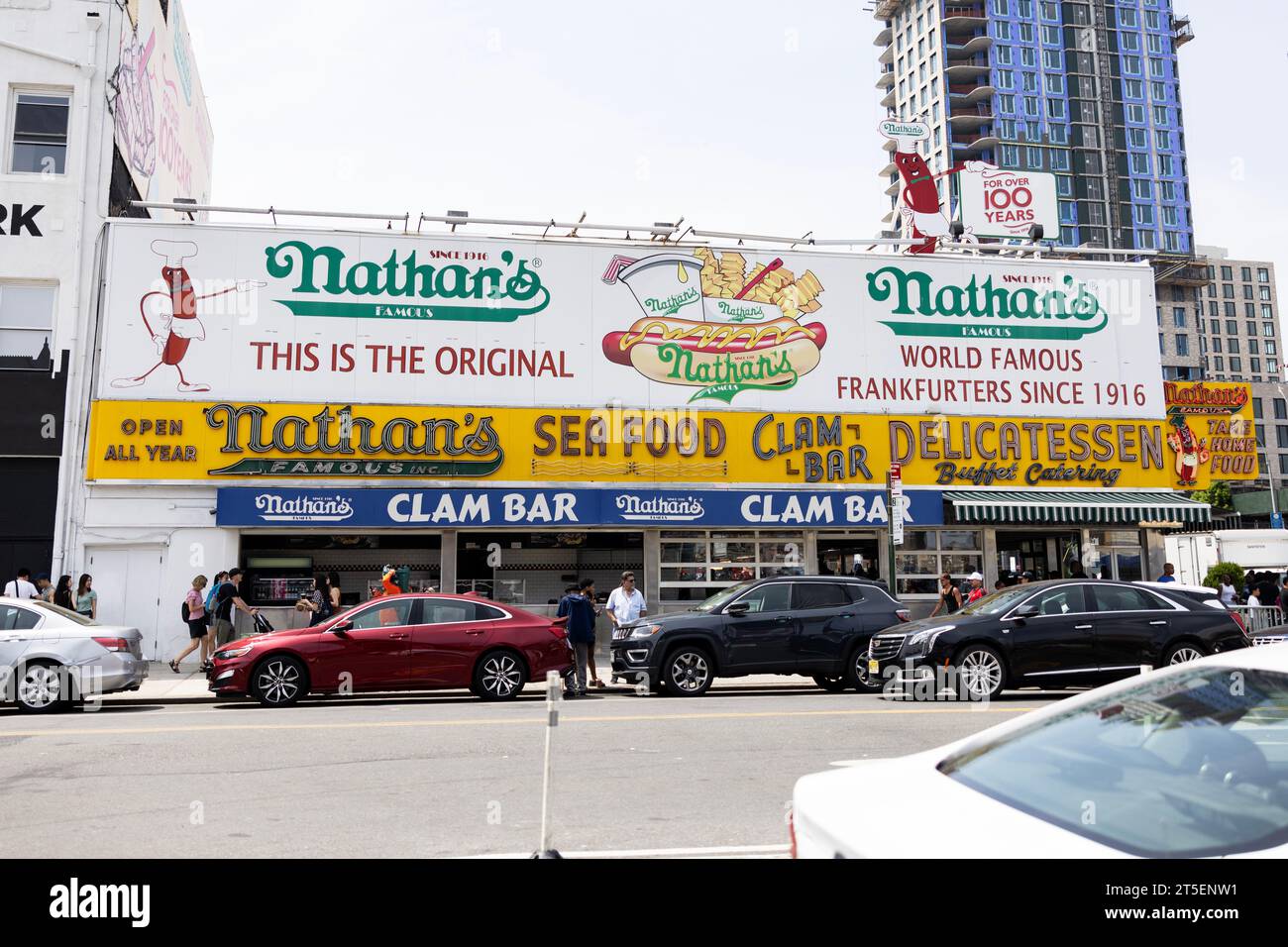The Original Nathan's Famous Hot Dogs on Surf Avenue a Coney Island a Brooklyn, New York, USA. Foto Stock