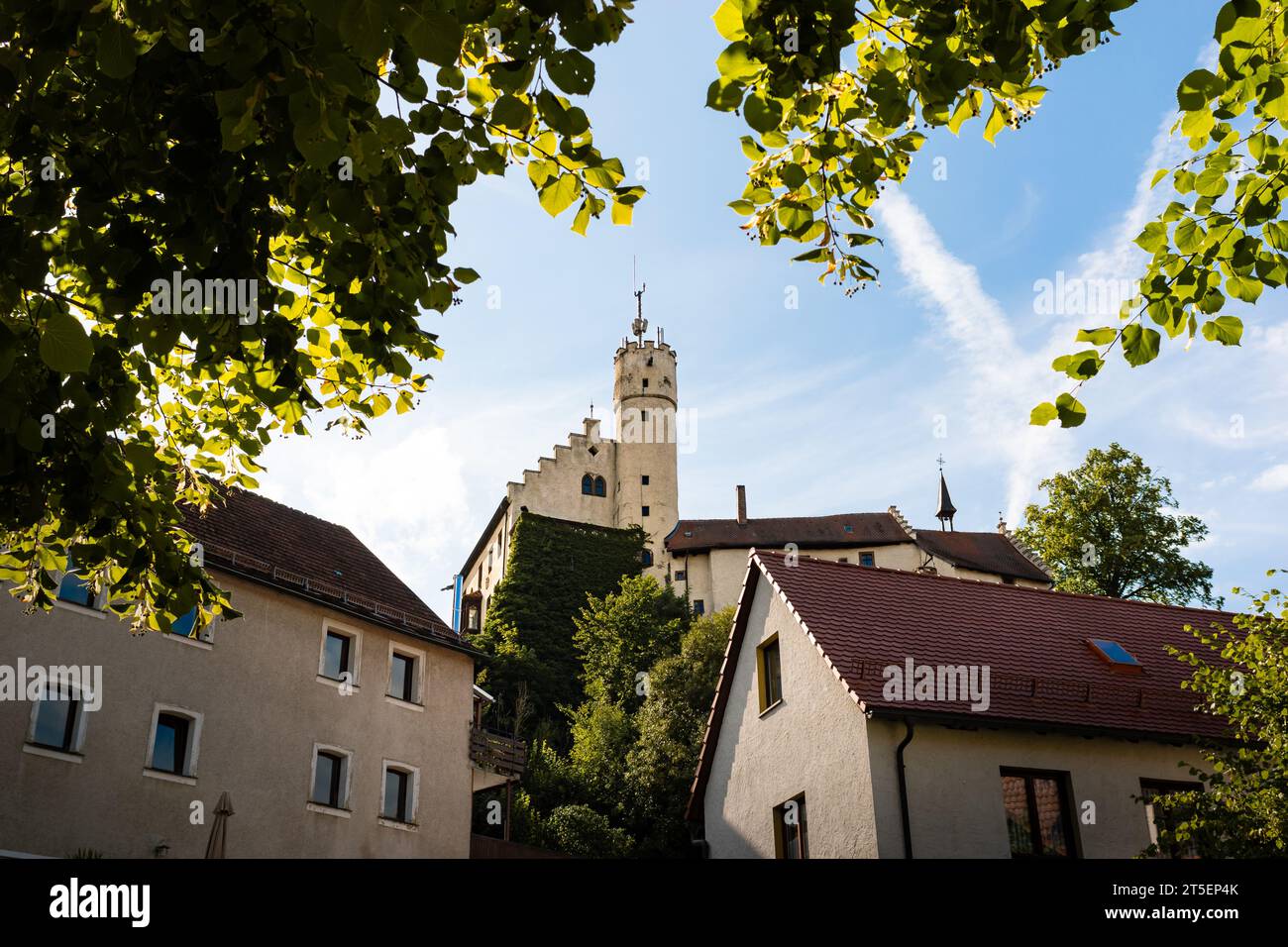 Edificio del castello di Gößweinstein in bella luce del sole. L'architettura medievale sulla collina è una destinazione turistica e un'attrazione in Franconia. Foto Stock