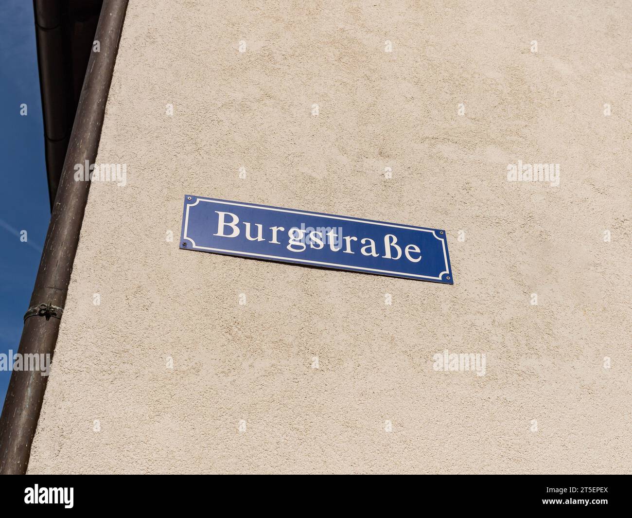Cartello con il nome della via Burgstraße sull'esterno di un edificio. La segnaletica stradale si trova su una facciata e fornisce informazioni sulla posizione. Foto Stock
